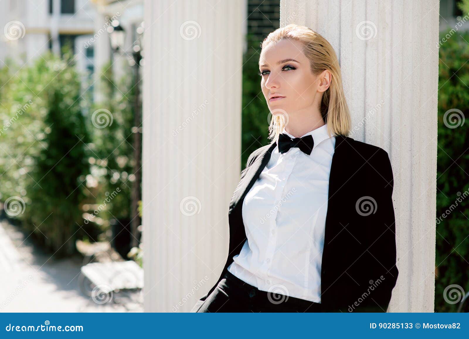 Retrato De La Mujer Rubia Hermosa De Moda En Traje Del Negro Del Hombre Con  La Corbata De Lazo Imagen de archivo - Imagen de pelo, hermoso: 90285133