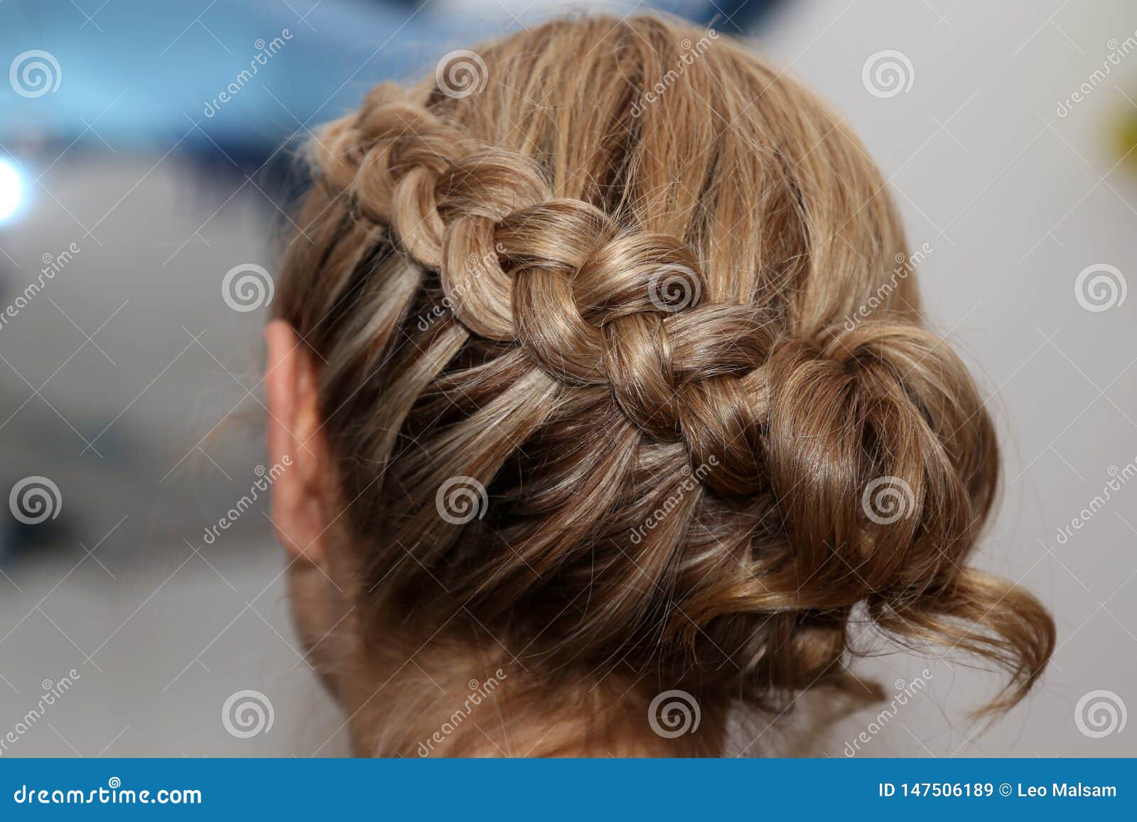 Retrato De La Mujer Rubia Joven Hermosa Con El Peinado De La Corona De La  Trenza Imagen de archivo - Imagen de fondo, travieso: 147506189