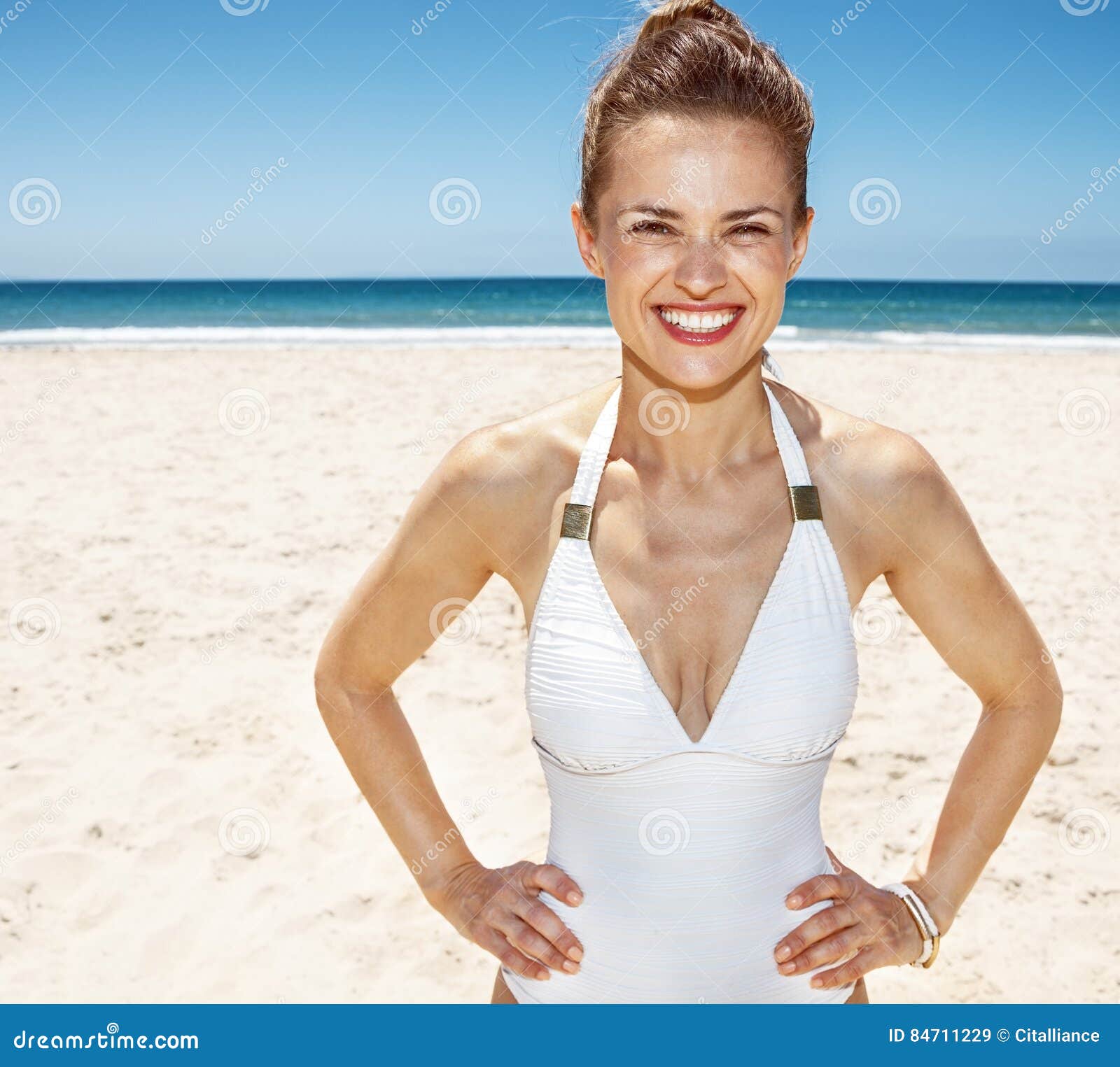 Retrato De La Mujer Sonriente En El Traje De Baño En La Playa Arenosa Imagen de - Imagen playa, afuera: 84711229