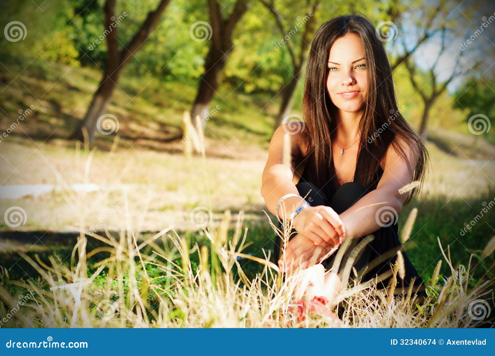 Retrato de la mujer sonriente hermosa joven al aire libre, gozando. Retrato de la mujer sonriente hermosa joven al aire libre, disfrutando de la naturaleza