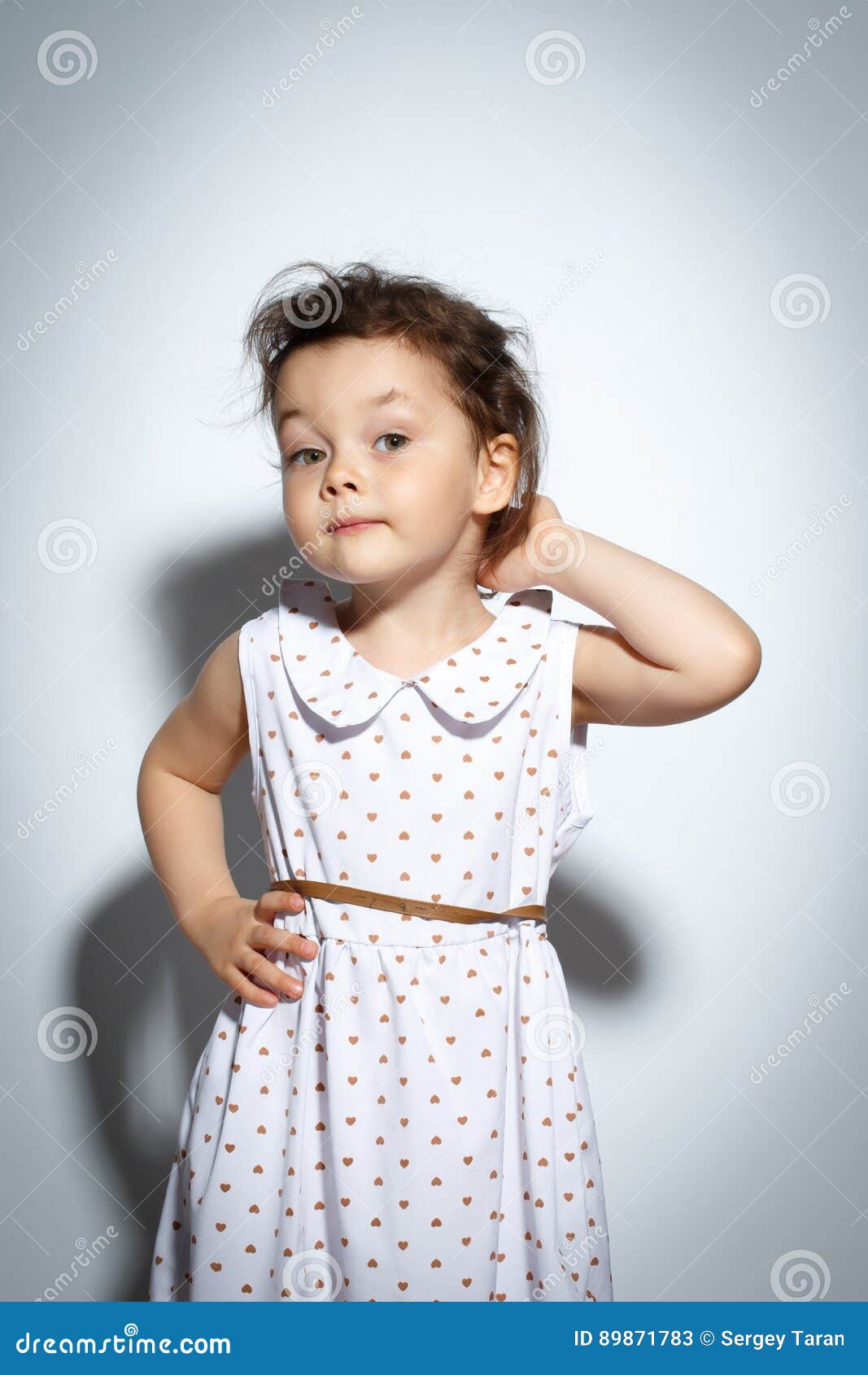 Retrato De La Niña De 3 Años En El Fondo Blanco Imagen de archivo - Imagen  de blanco, alegre: 89871783