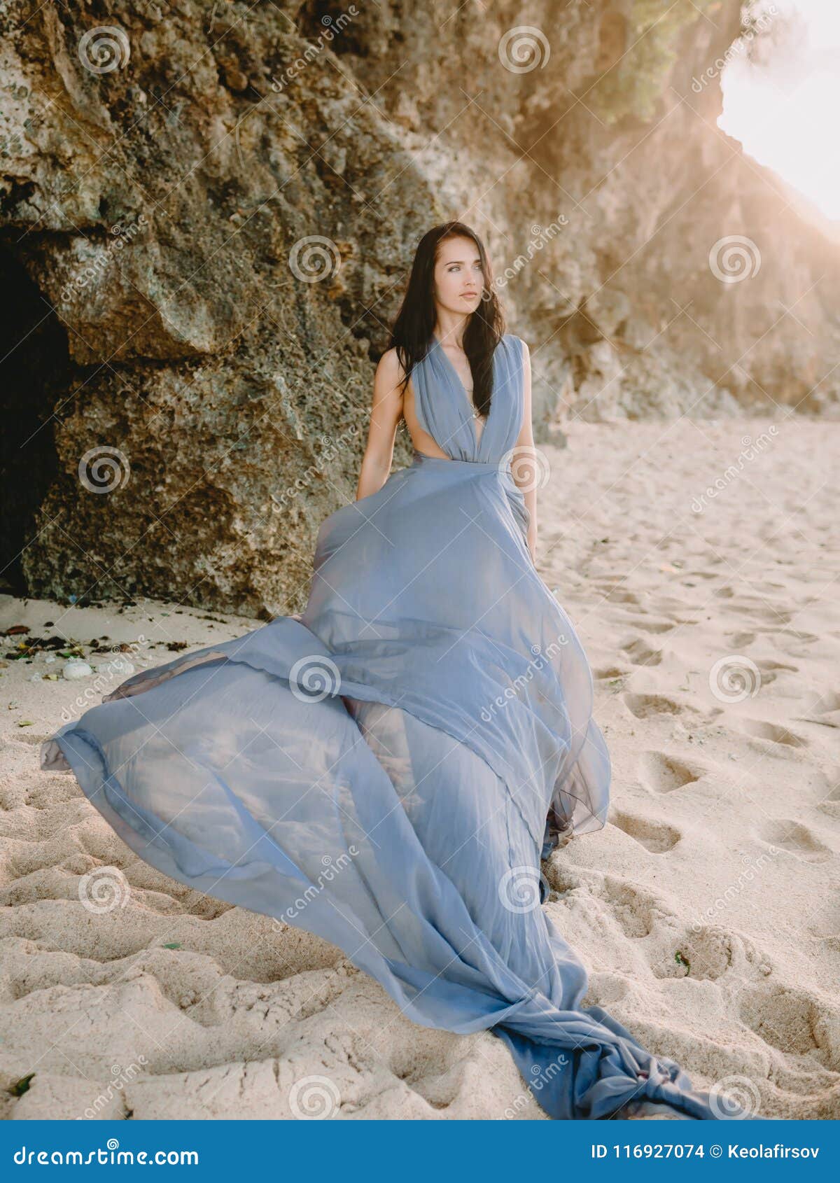 impaciente Para exponer Izar Retrato De La Novia Morena En Vestido De Boda Azul En La Playa Con Colores  De La Puesta Del Sol Foto de archivo - Imagen de manera, morena: 116927074
