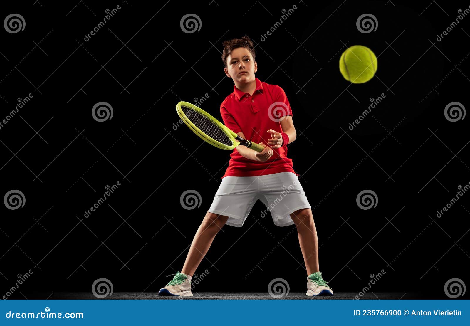 Retrato De Largo Alcance Del Entrenamiento De Niños Tenis Aislado Fondo Negro de archivo - de gente, raqueta: 235766900