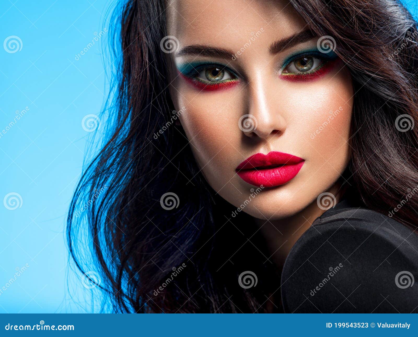 Retrato De Linda Jovem Com Maquiagem Azul Brilhante Bonita Morena