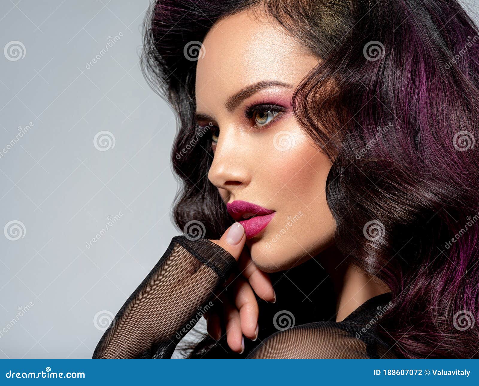 Retrato De Linda Jovem Com Maquiagem Azul Brilhante Bonita Morena