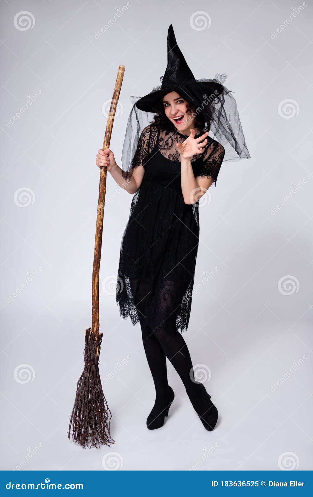 Bruxa com uma vassoura foto de stock. Imagem de pés, novembro - 21691248