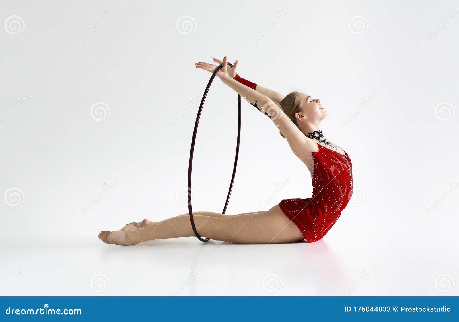 niña haciendo gimnasia con aro aislado sobre fondo blanco