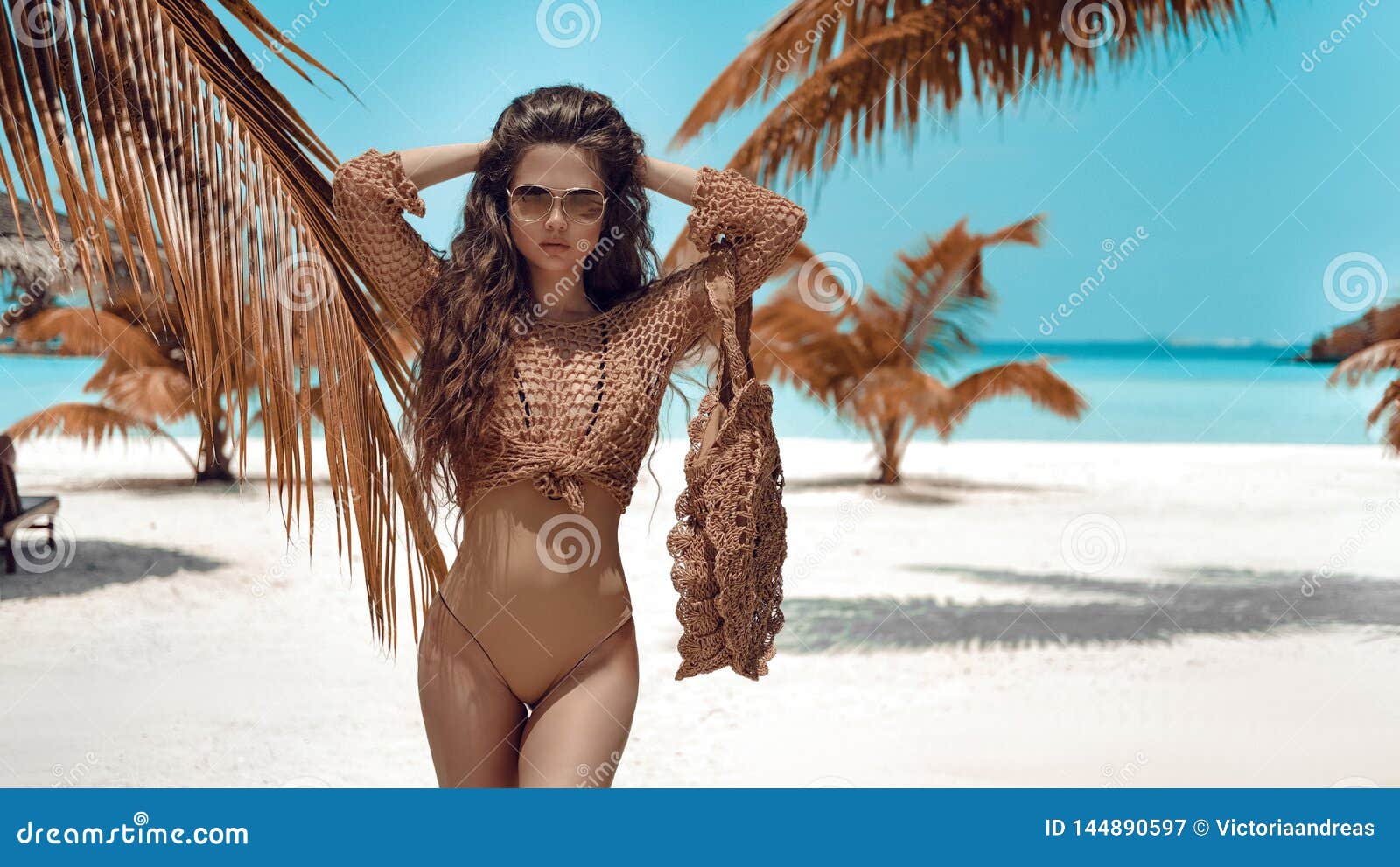 Poderoso Sarabo árabe Cuidado Retrato De Lujo Hermoso De La Mujer Morena En El Traje De Baño Beige Que  Presenta Por El Agua Del Océano Cuerpo Bronceado Atrac Imagen de archivo -  Imagen de hembra, delgado: