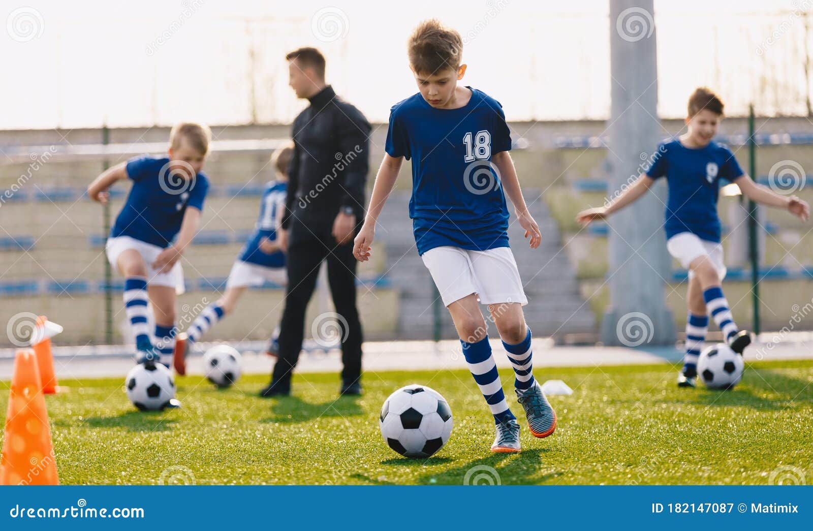 Time de futebol da escola de jovens com treinador