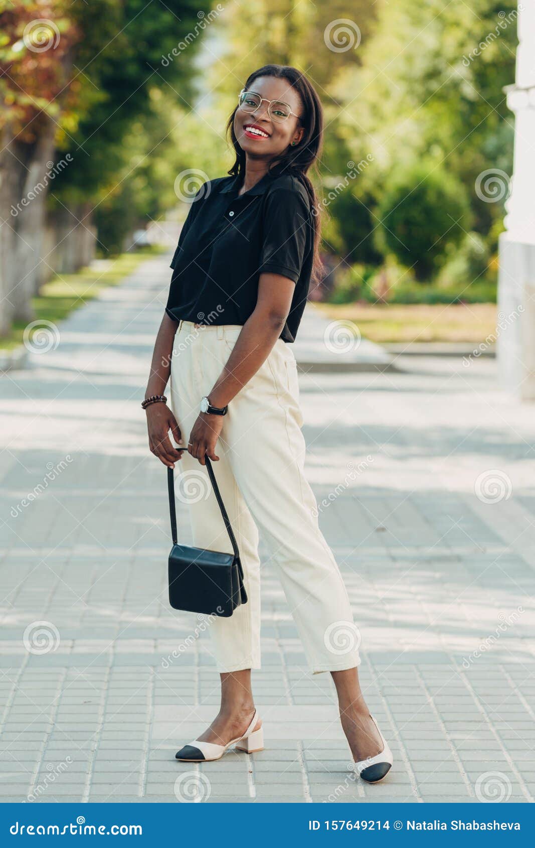 Retrato De Moda De Cuerpo Entero Al Aire Libre De Joven Piel Negra. Modelo  Caminando En La Calle De La Ciudad Foto de archivo - Imagen de hermoso,  gente: 157649214