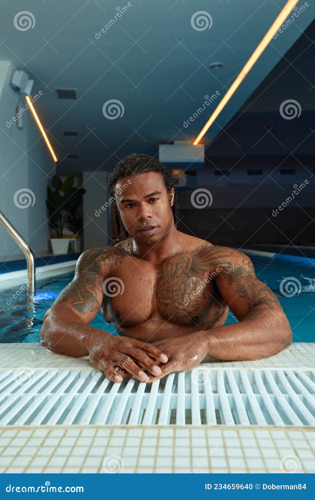Retrato De Moda De Un Hombre Sexy Muy Muscular En Ropa Interior En La Piscina Foto de archivo Imagen de modelo muscular 234659640