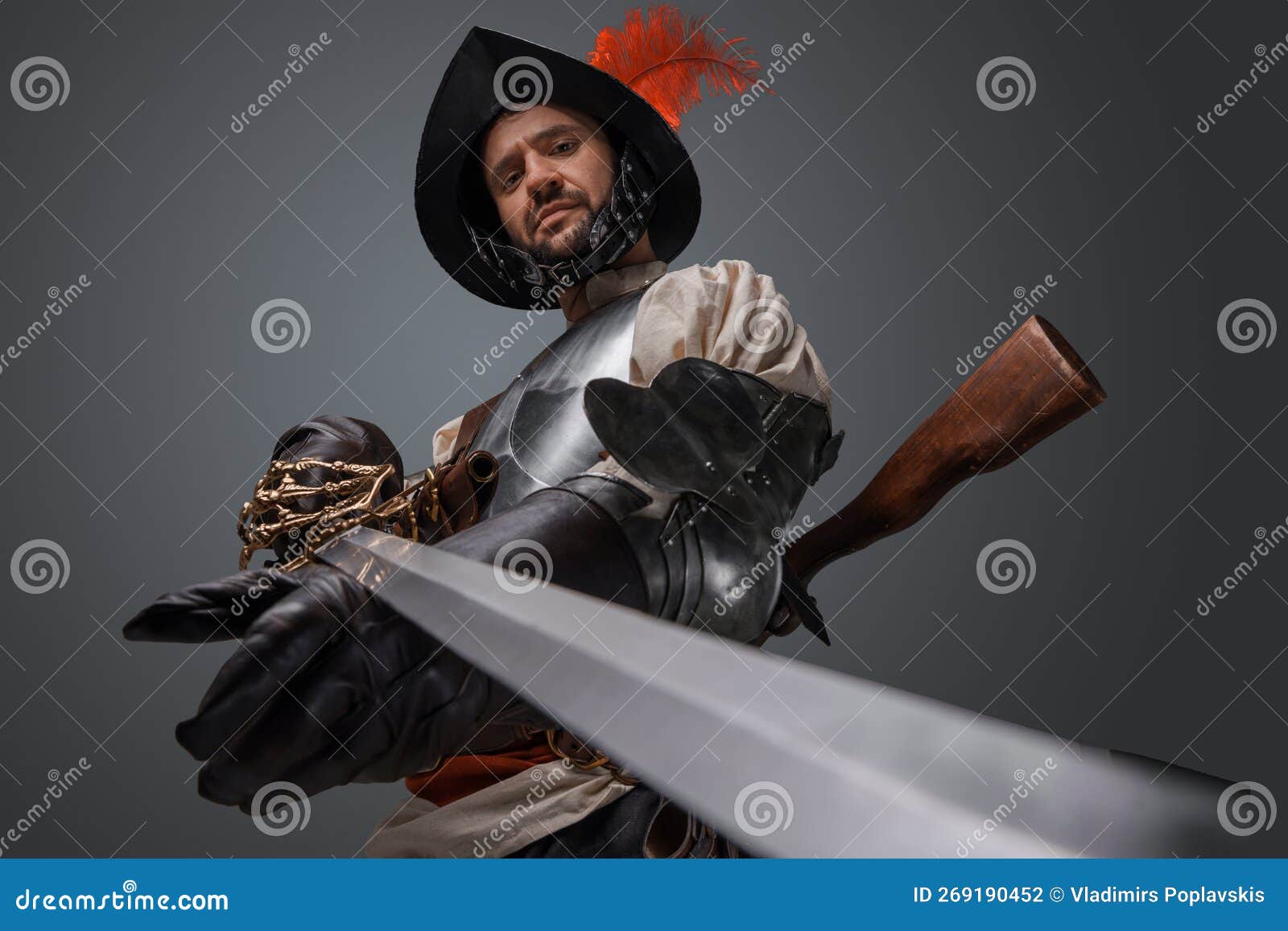 Retrato De Mosquetero Antiguo Apuntando Su Espada a La Cámara Foto