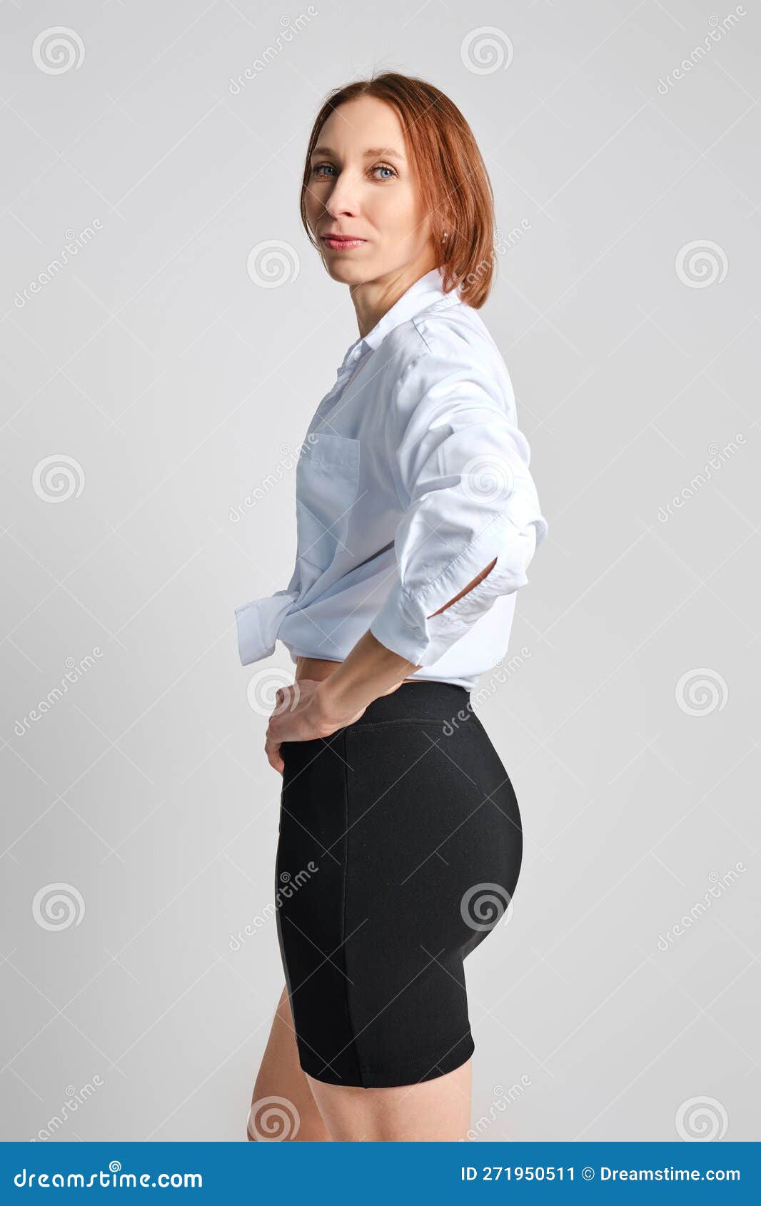 Retrato De Mujer Adulta Con Minifalda Ajustada Y Camisa Blanca Imagen de archivo - Imagen de alegre: 271950511