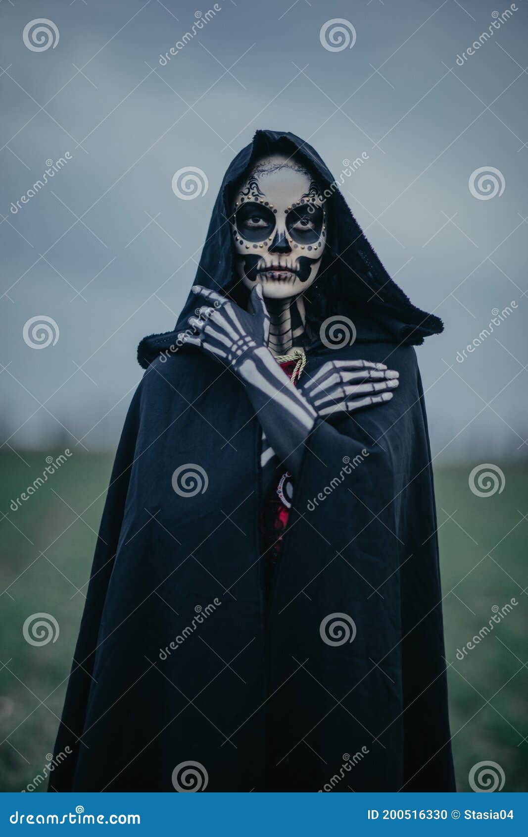 Insistir Montañas climáticas Regeneración Retrato De Mujer Con Disfraz De Muerte De Halloween Con Esqueleto Pintado  En Su Cuerpo Y Maquillaje De Cráneo De Azúcar Foto de archivo - Imagen de  capote, adulto: 200516330