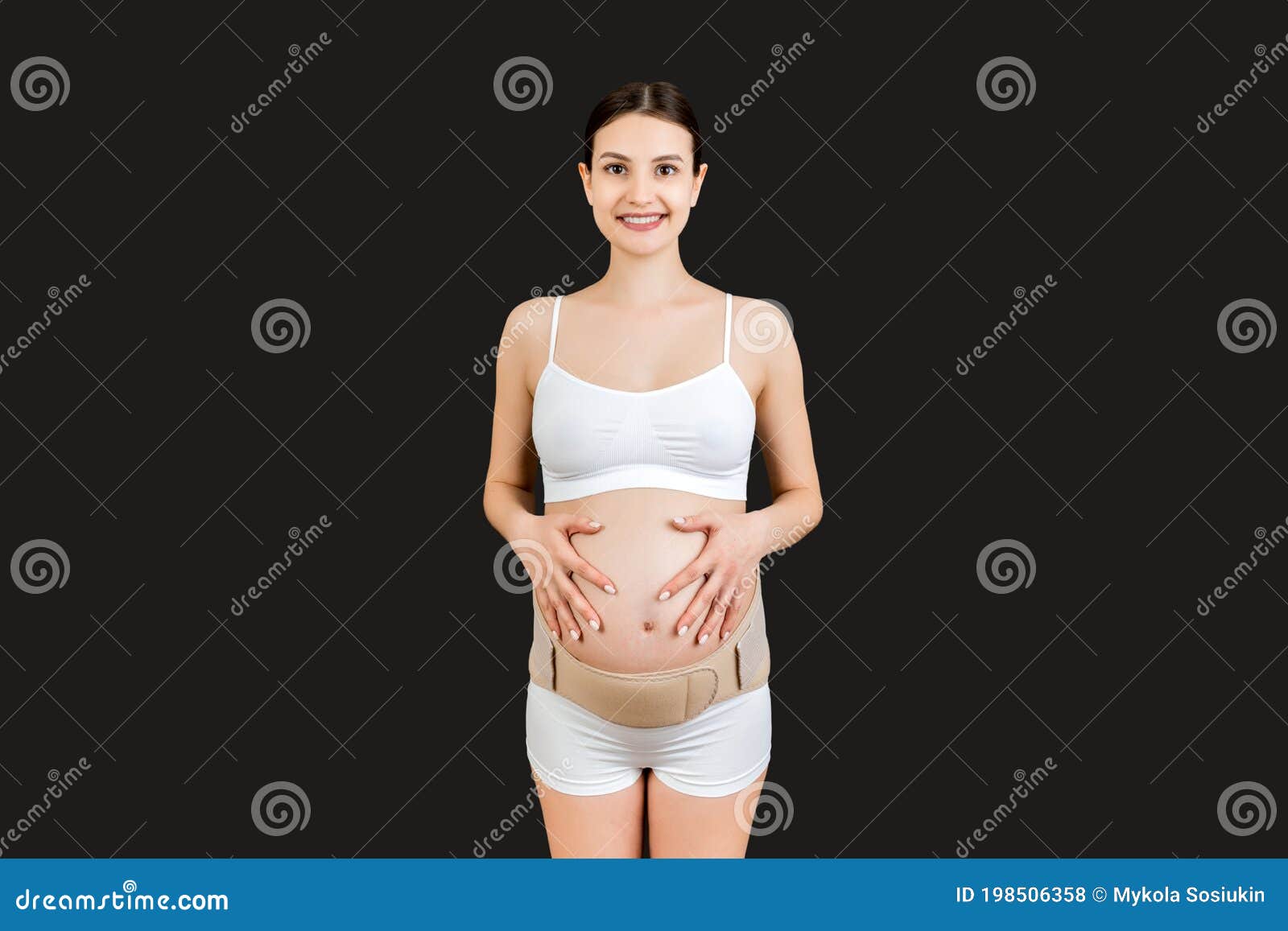 Retrato De Mujer Embarazada En Ropa Interior Con Venda Contra El Dolor En La Espalda Con Fondo Negro Con Espacio De Copia Foto archivo - Imagen de medicina, mama: 198506358