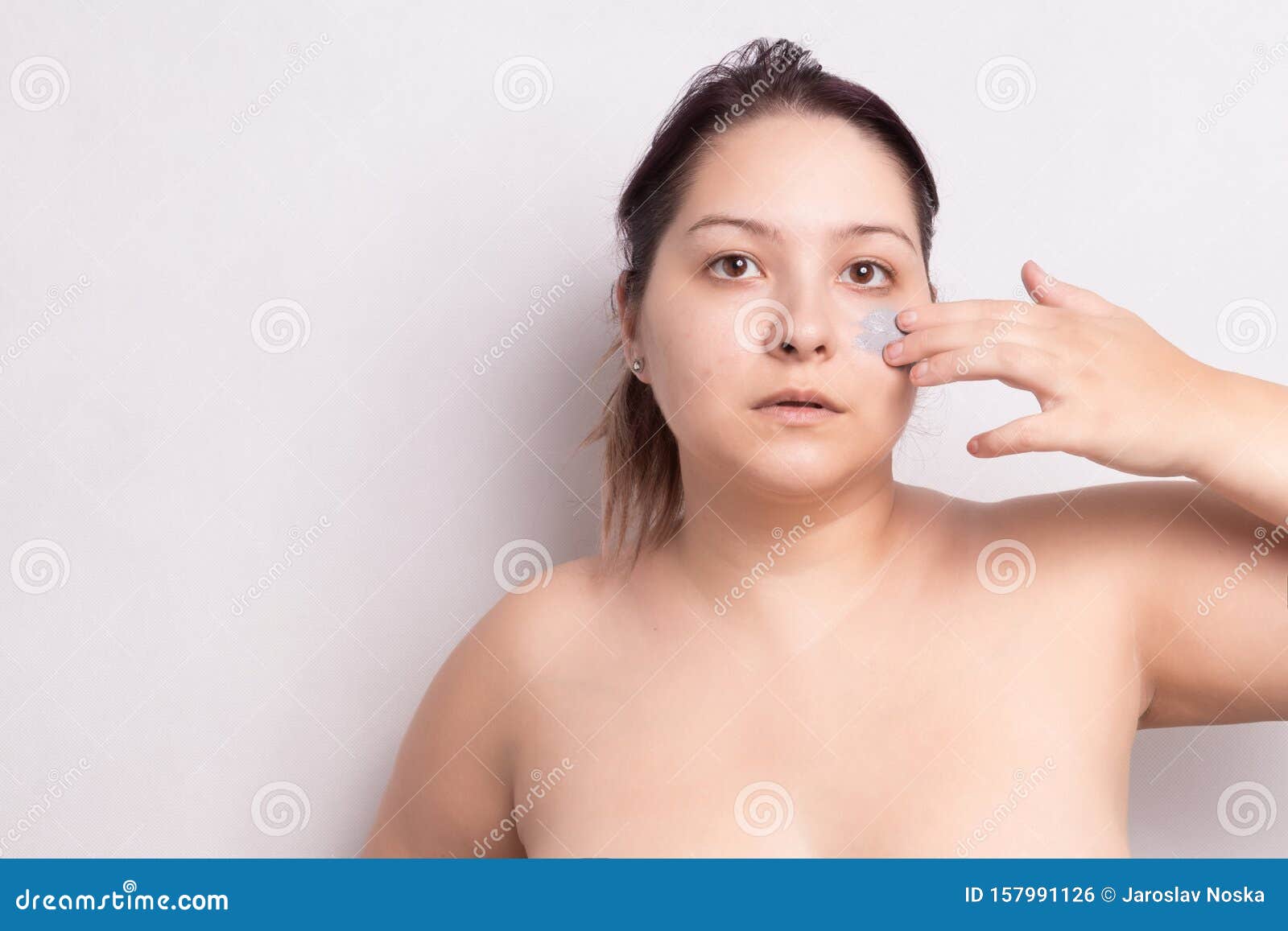 Retrato Mujer Sin Tratamiento Para El Cuidado De La Piel. MÃ¡scara De Cara. Fondo Blanco Foto de archivo - Imagen de mujer, pista: 157991126
