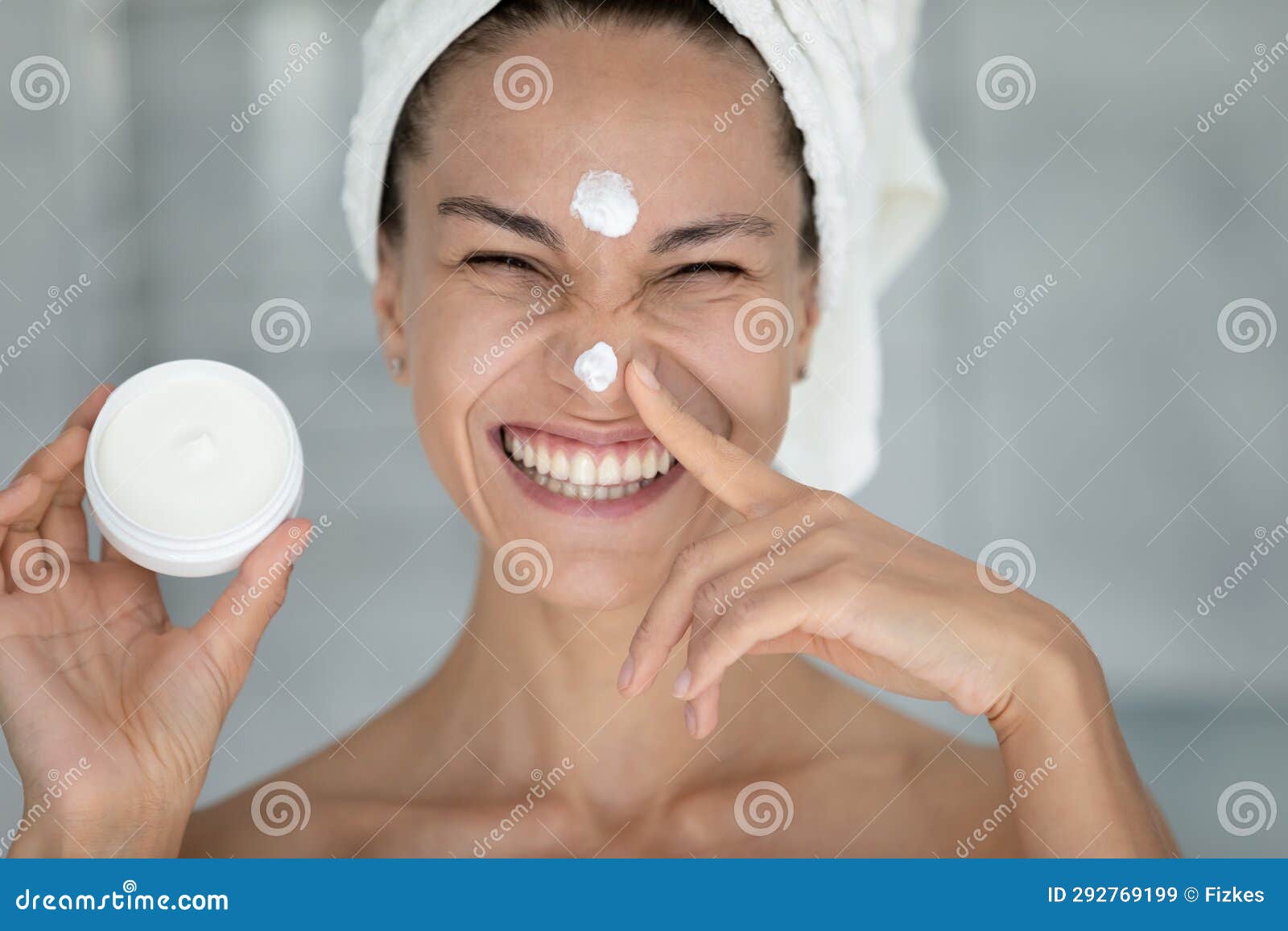 Retrato De Mujer Sonriente Aplicar Crema De Cara Hidratante Imagen de