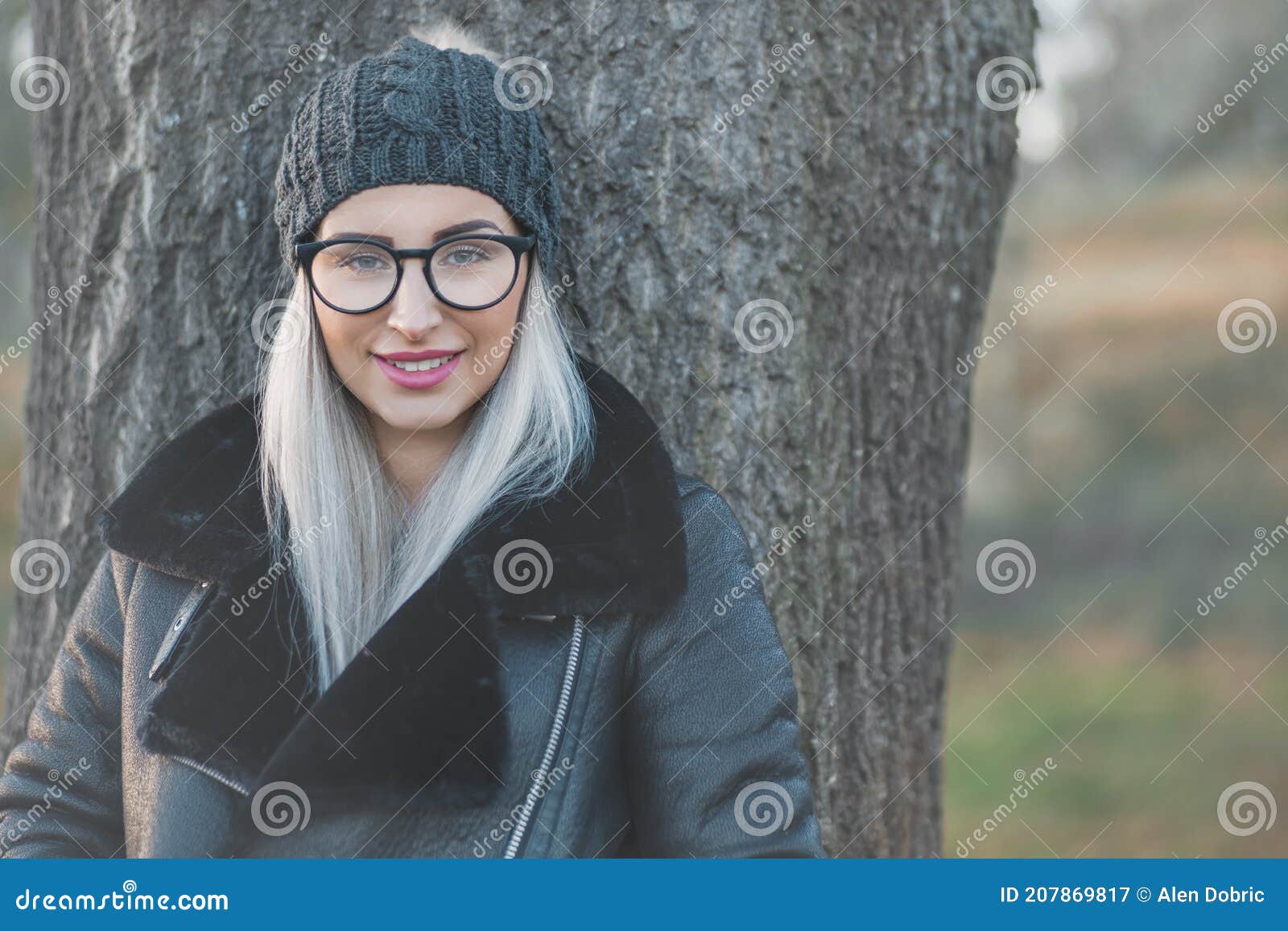Retrato De Mujer Sonriente En Ropa De Abrigo En El Día De Invierno Al Aire  Libre. Chica Feliz Con Gorra De Lana Y Chaqueta Negra Imagen de archivo -  Imagen de ropa