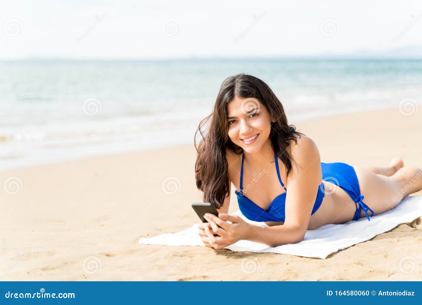 De Mujeres En Ropa De Usando Teléfono Celular En La Foto de - Imagen de retrato, sonriente: 164580060