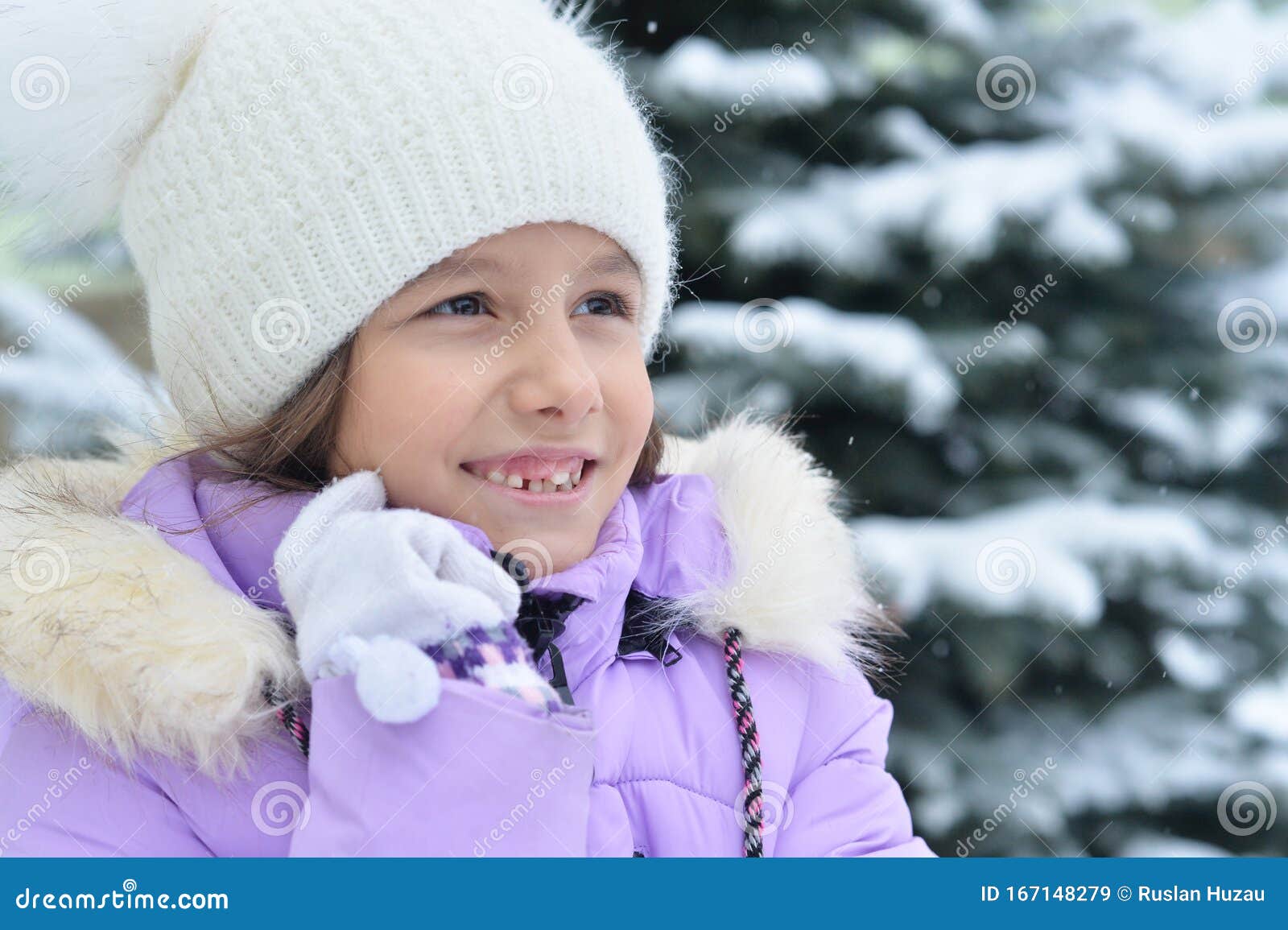 Niña Caucásica En La Ropa Y Las Gafas De Sol Del Invierno Que Juegan En La  Nieve Foto de archivo - Imagen de felicidad, tendiente: 65350334