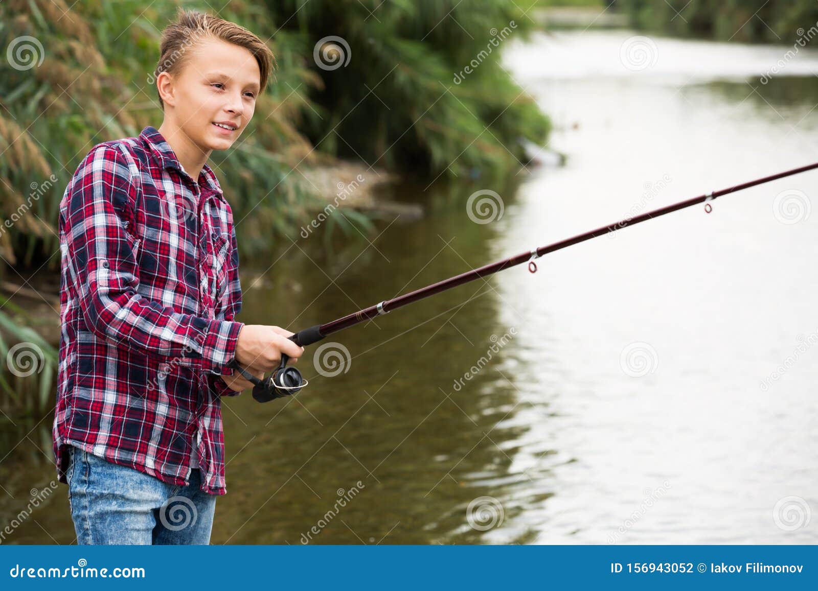 Retrato De Niño Alegre Que Lanza La Línea De Pesca Foto de archivo - Imagen  de orgulloso, muchacho: 156943052