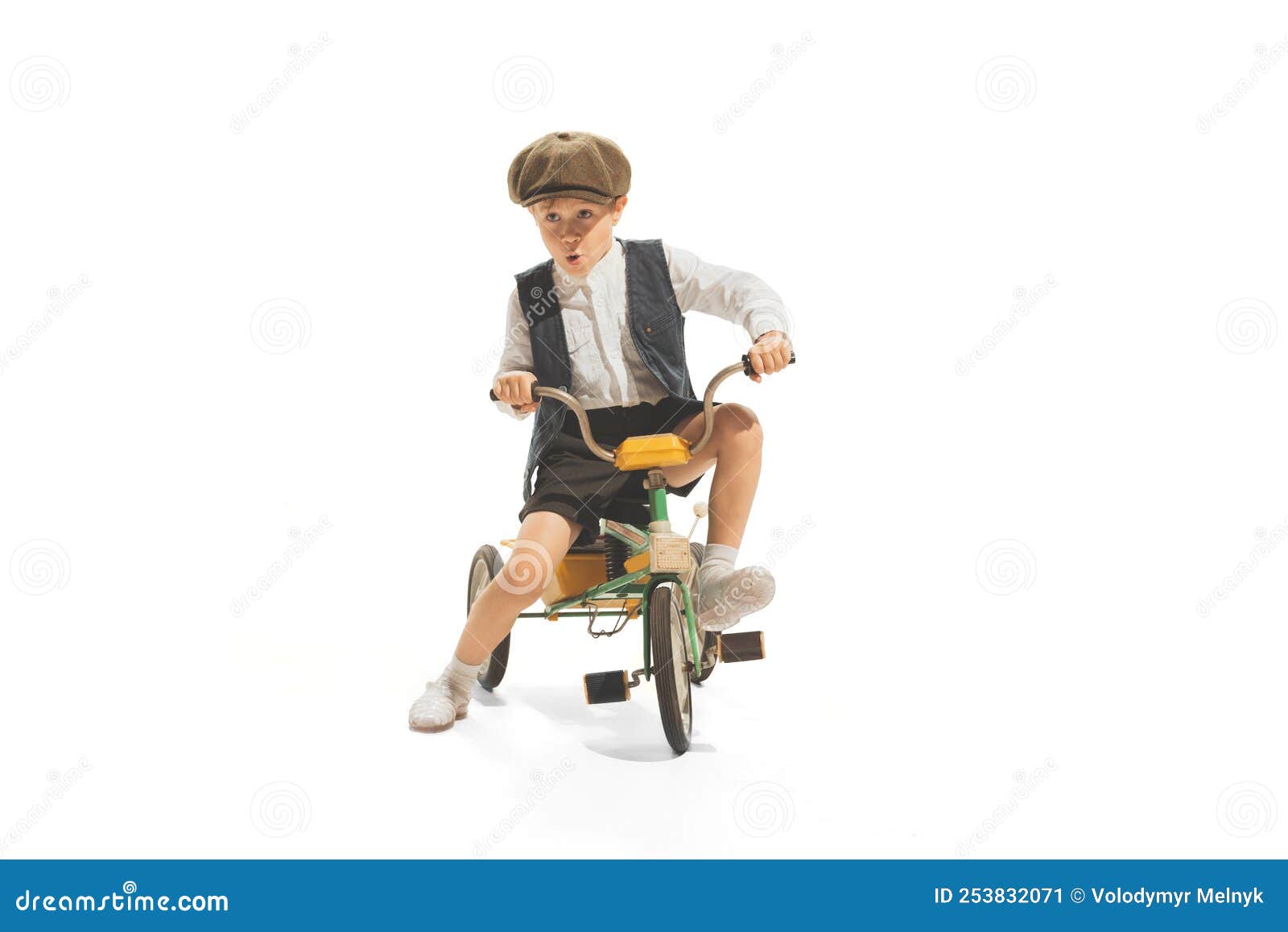 Retrato De Niño En Traje Vintage Jugando Paseando Bicicleta Pequeña Aislado Fondo Blanco Imagen de archivo - sonrisa, escuela: 253832071