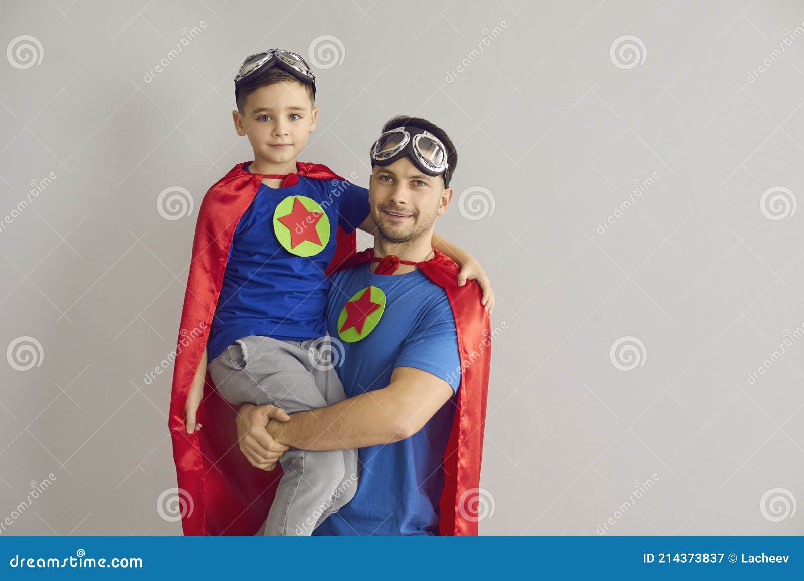 Retrato De Papá E Hijo Vestidos De Superhéroes Parados En Estudio Con Fondo Gris Imagen de archivo - Imagen de activo, proteja: 214373837 Retrato De Papá E Hijo Vestidos De Superhéroes Parados En Estudio Con Fondo Gris Imagen de archivo - Imagen de activo, proteja: 214373837