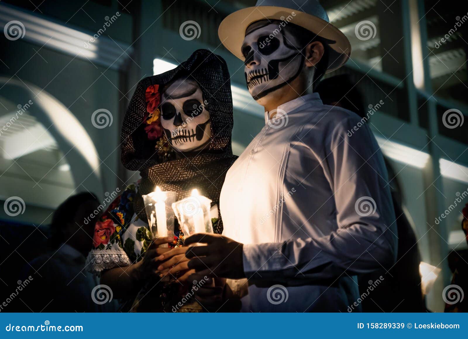 Retrato De Pareja De Bailarines Dia De Los Muertos Catrina Esperando Frente Al Palacio Municipal De Mérida, México Imagen de archivo editorial - Imagen de vacaciones, arte: 158289339 Retrato De Pareja De Bailarines Dia De Los Muertos Catrina Esperando Frente Al Palacio Municipal De Mérida, México Imagen de archivo editorial - Imagen de vacaciones, arte: 158289339