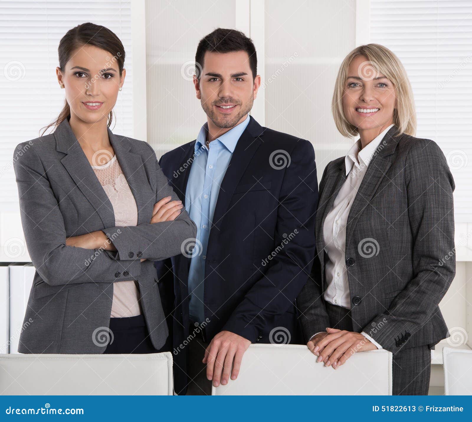 Retrato De Três Executivos: Homem E Mulher Em Uma Equipe Imagem de Stock -  Imagem de vendas, junto: 51822613