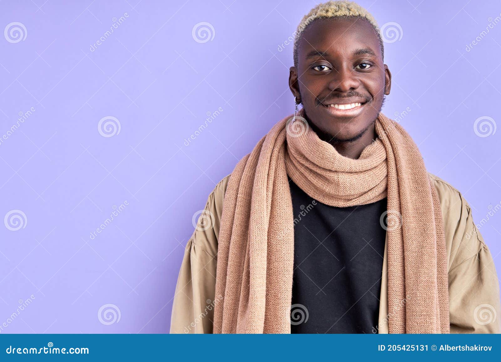 Cara alegre jovem posando em uma pose grátis