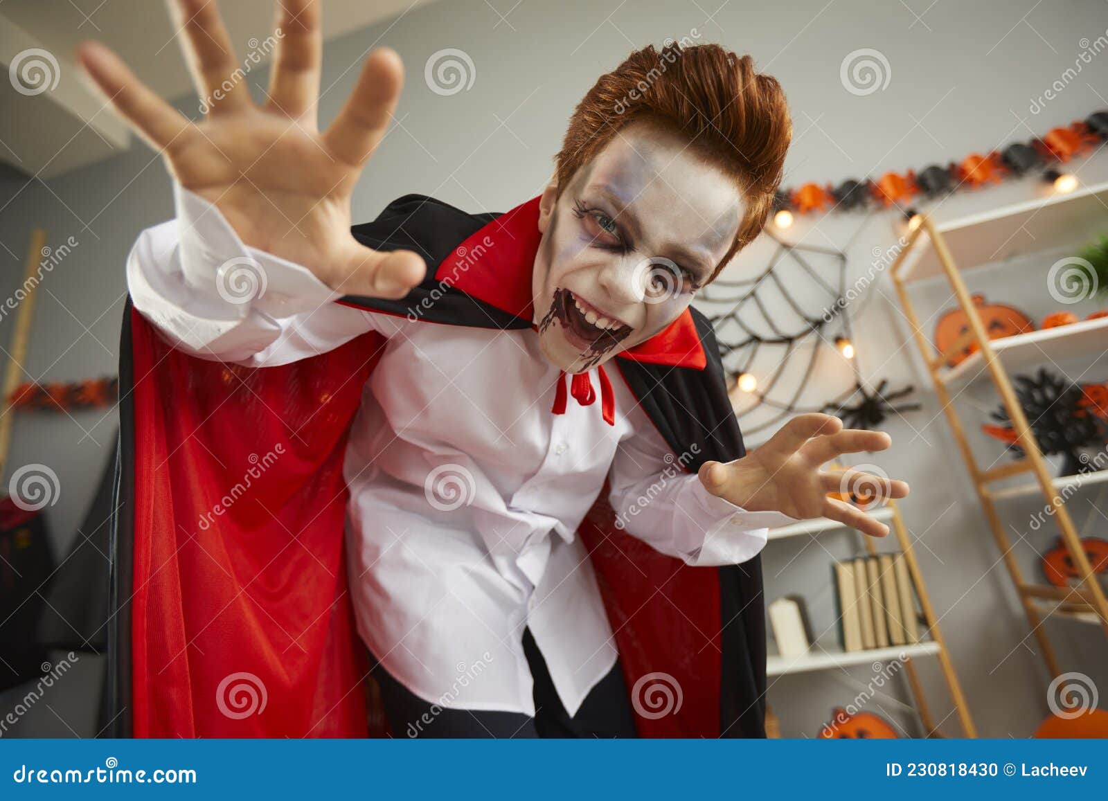 Foto de Menino Em Fantasia De Maquiagem De Vampiro De Halloween e