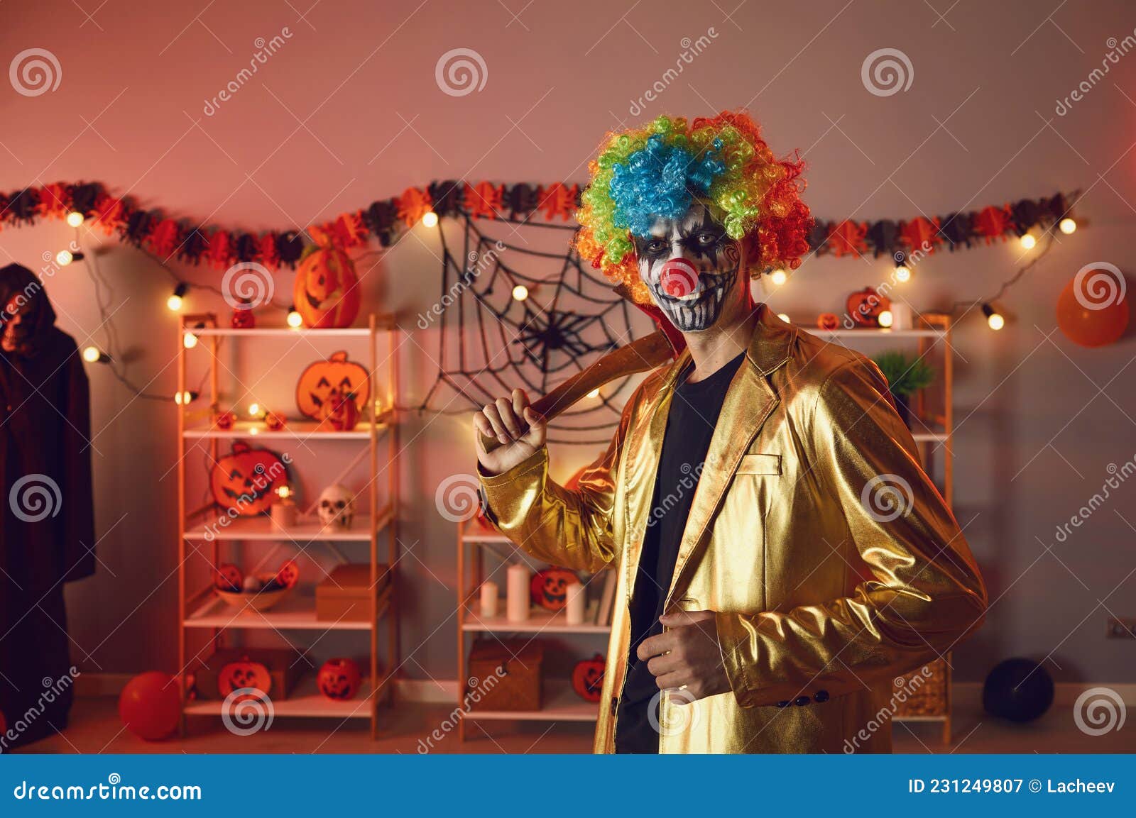 Homem com uma fantasia assustadora e maquiagem em uma festa de halloween