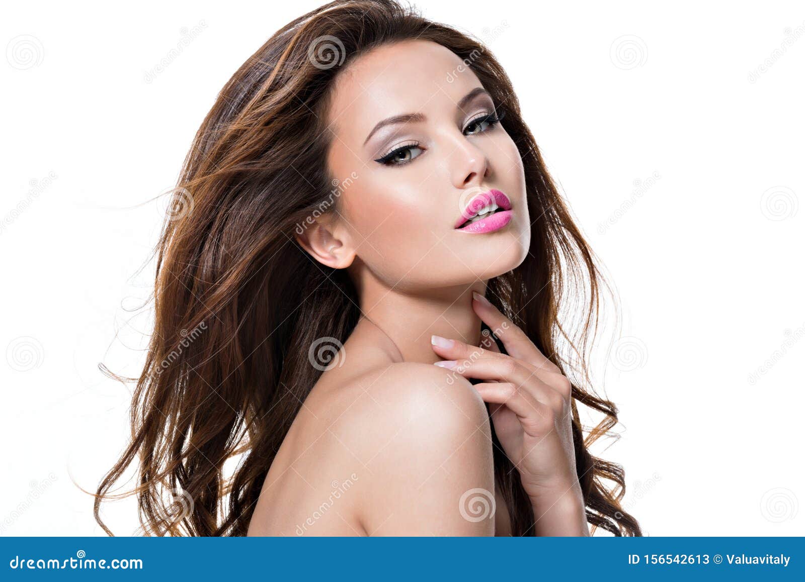 Retrato de uma jovem mulher bonita com noite maquiagem tocando seu