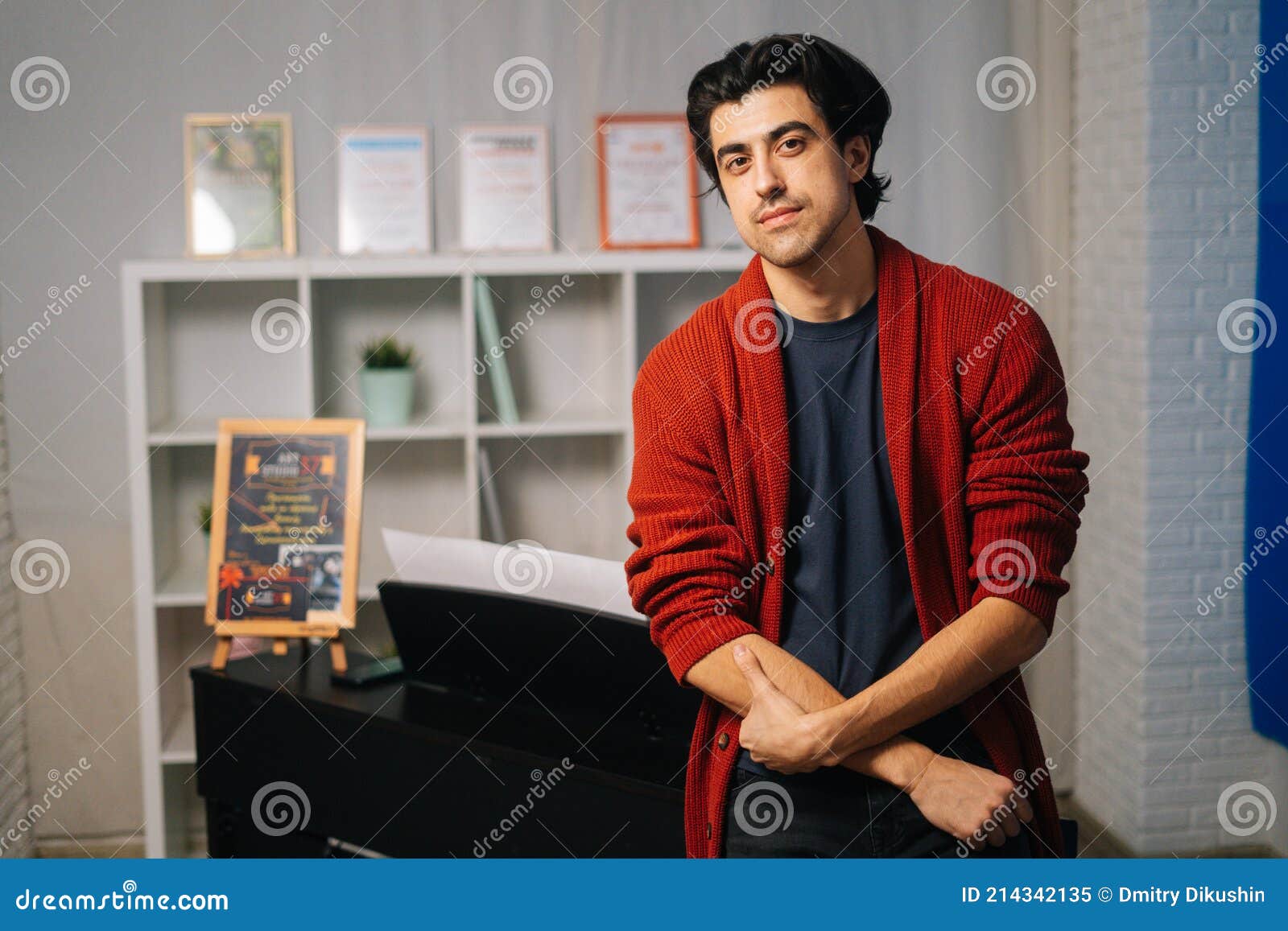 Retrato De Um Pianista Com Barba Confiável, Parado Perto Do Piano Em Casa  Na Sala De Estar. Imagem de Stock - Imagem de pessoa, adulto: 214342135