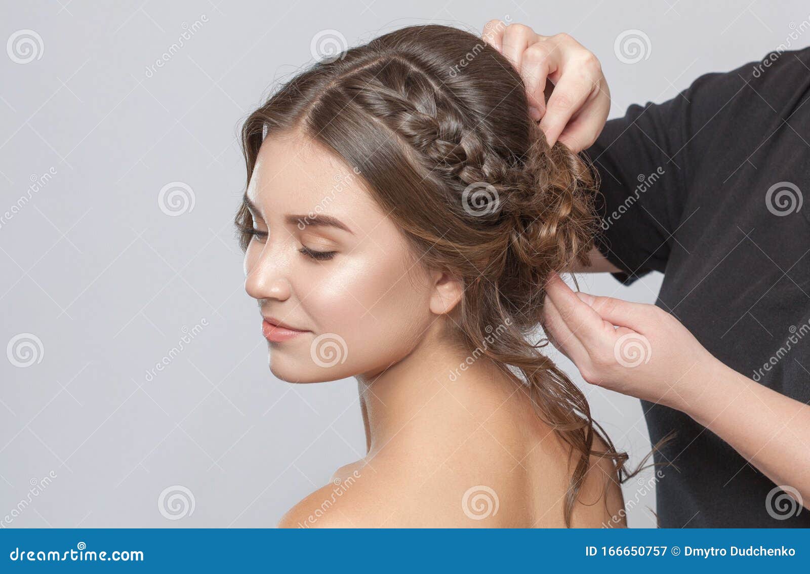 Noiva de cabeleireiro uma cabeleireira faz penteados para a bela
