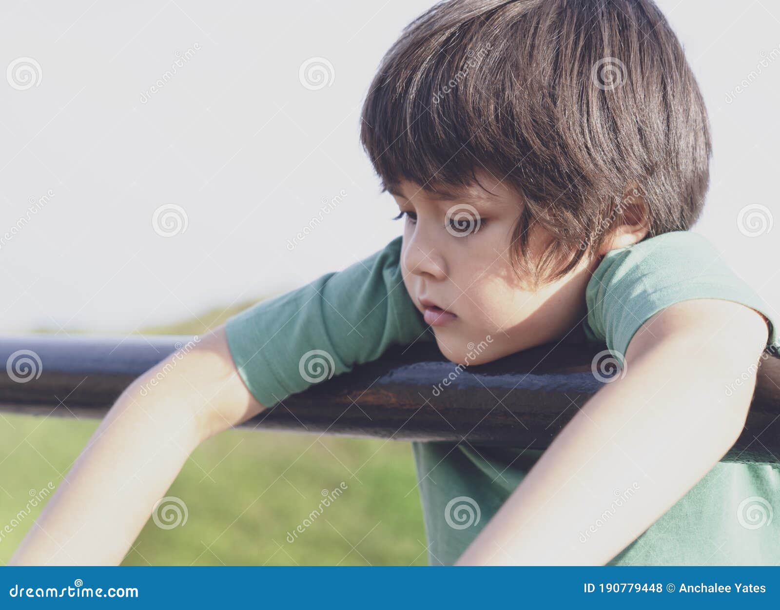 Criança triste criança deprimida parecendo solitária criança triste sentada  sozinha e chorando indefesa