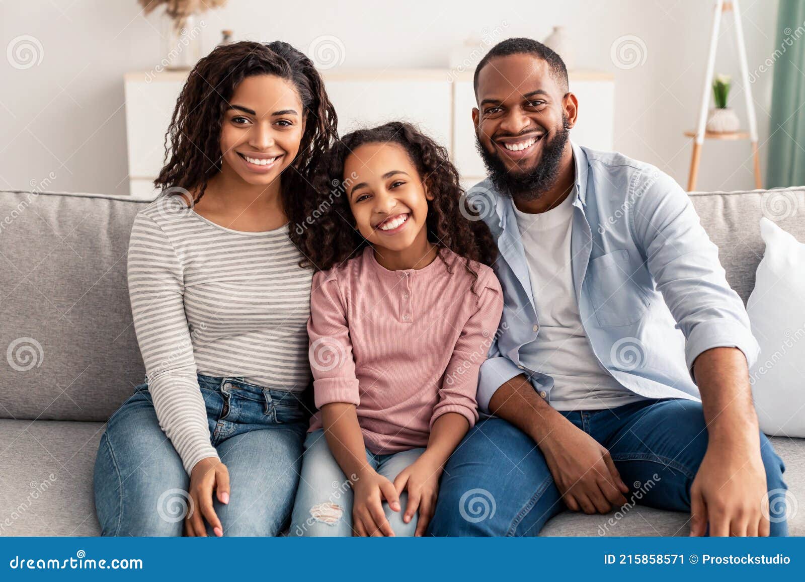 Foto Jovem feliz sorrindo família com cavalo. Família de quatro