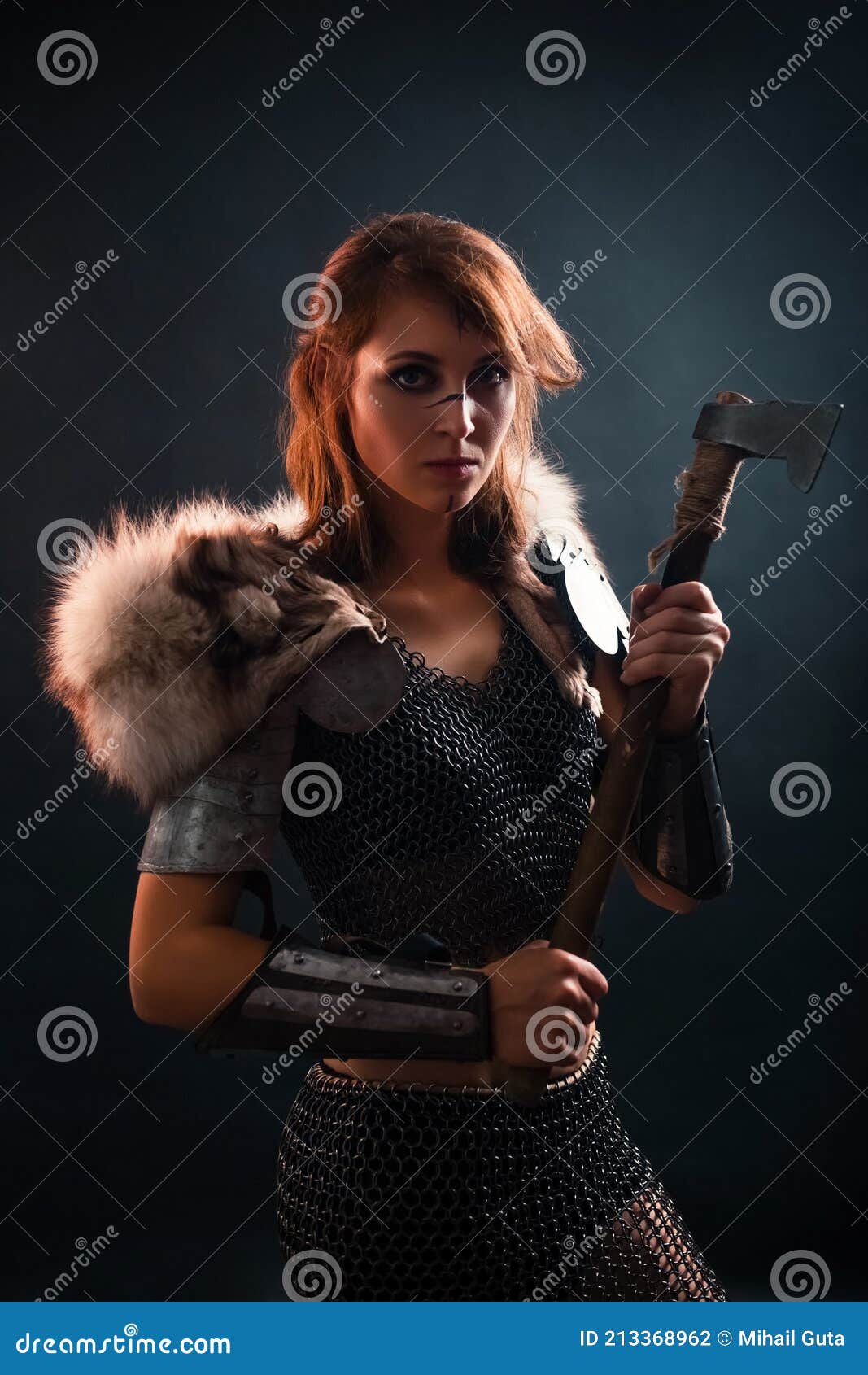 Retrato De Uma Fantasia Medieval Viking Mulher Com Um Machado Nas