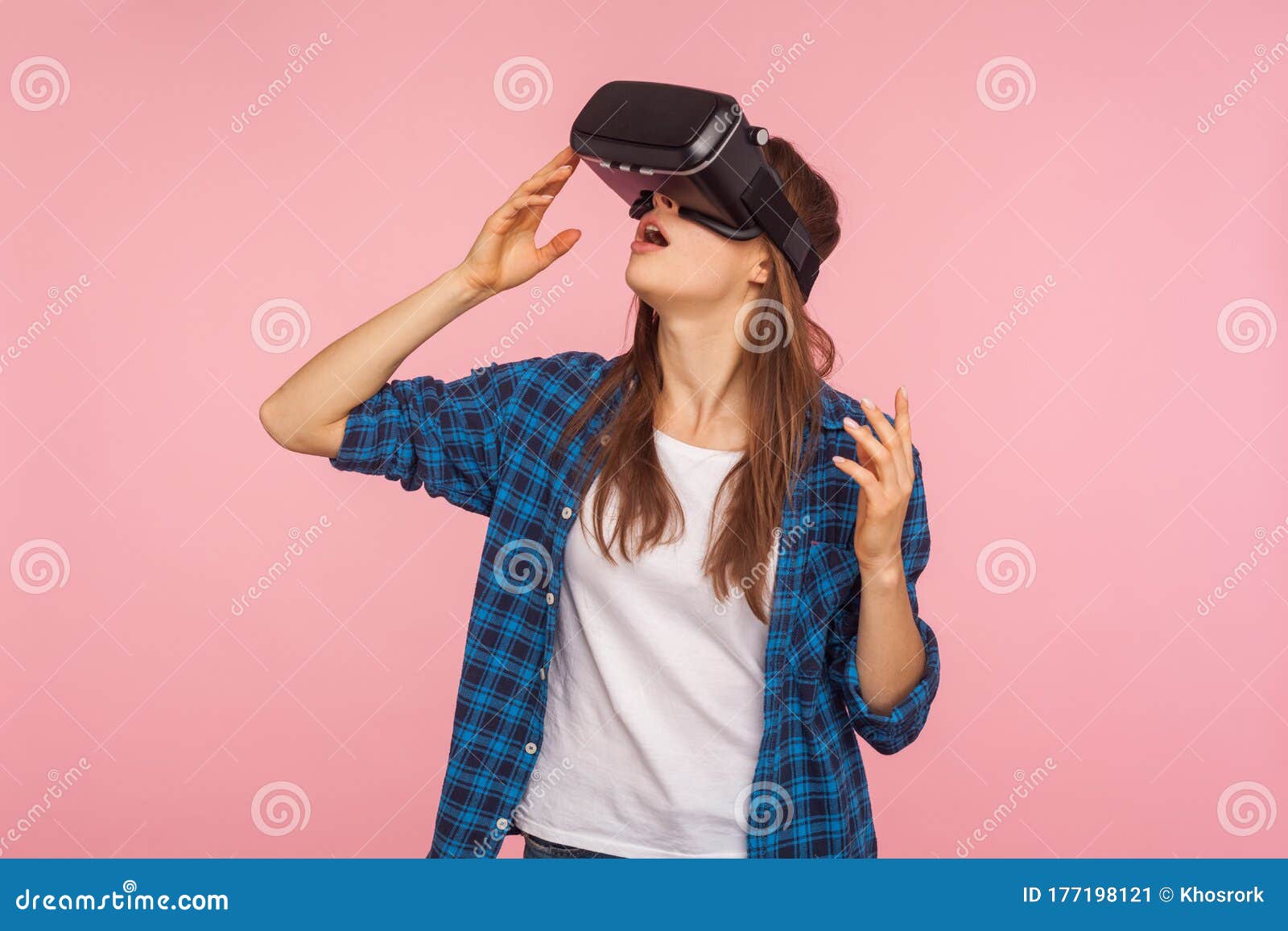 Holograma virtual de guarda-roupa com roupas jovem no fone de ouvido  digitalizando seu armário com metaverso com roupas de avatar menina jogando  jogo vr com realidade aumentada em casa ilustração vetorial