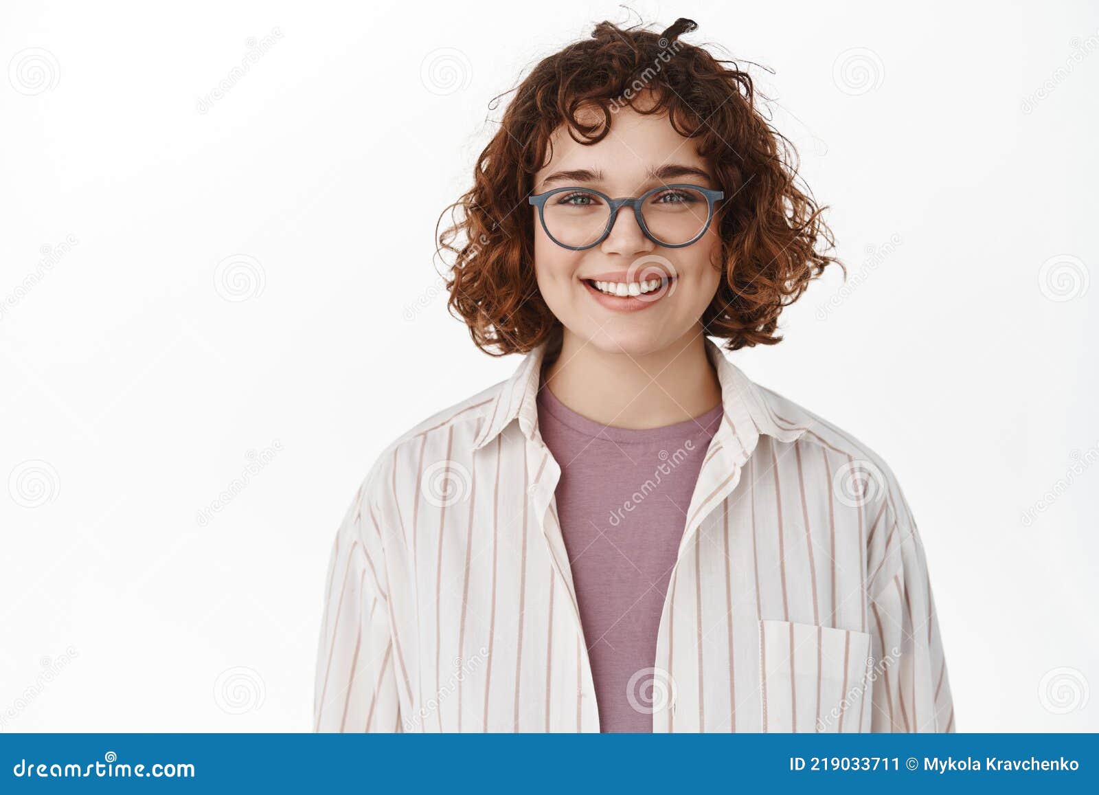 Meninas bonitas esticando o cabelo e olhando para a câmera