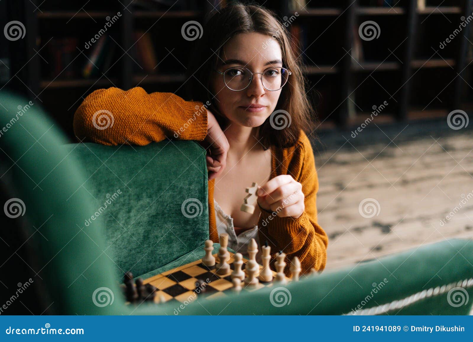 Retrato De Uma Jovem Atraente Vestindo óculos Elegantes Fazendo O Joguinho  De Xadrez Com a Peça De Cavaleiro Sentada No Chão Imagem de Stock - Imagem  de olhar, consideravelmente: 241941089