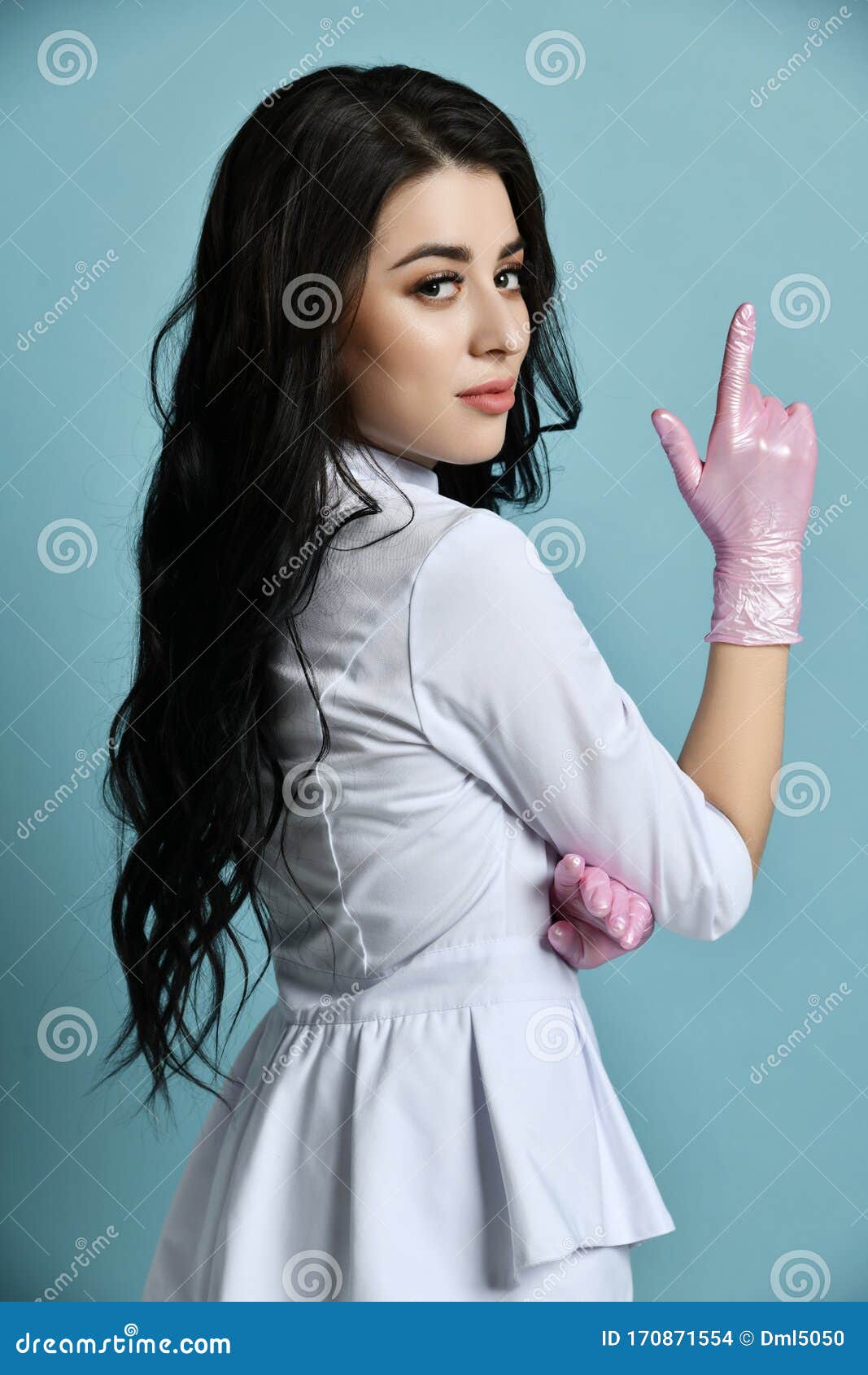 Mulher bonita, médica, vestida com uniforme médico, pintando