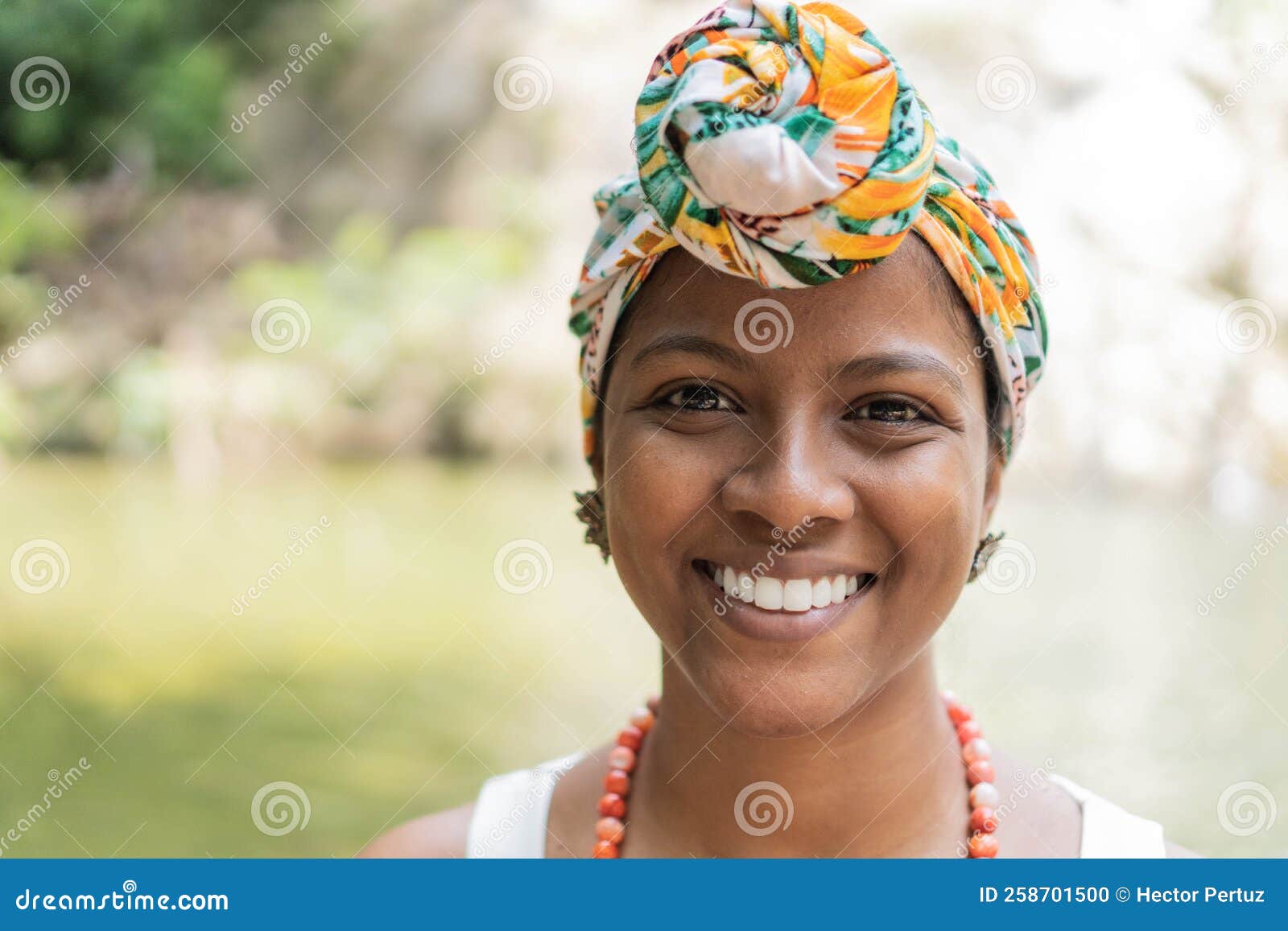 Retrato De Uma Jovem Feliz Usando Roupa Tradicional Brasileira Foto de  Stock - Imagem de retrato, forma: 258701500