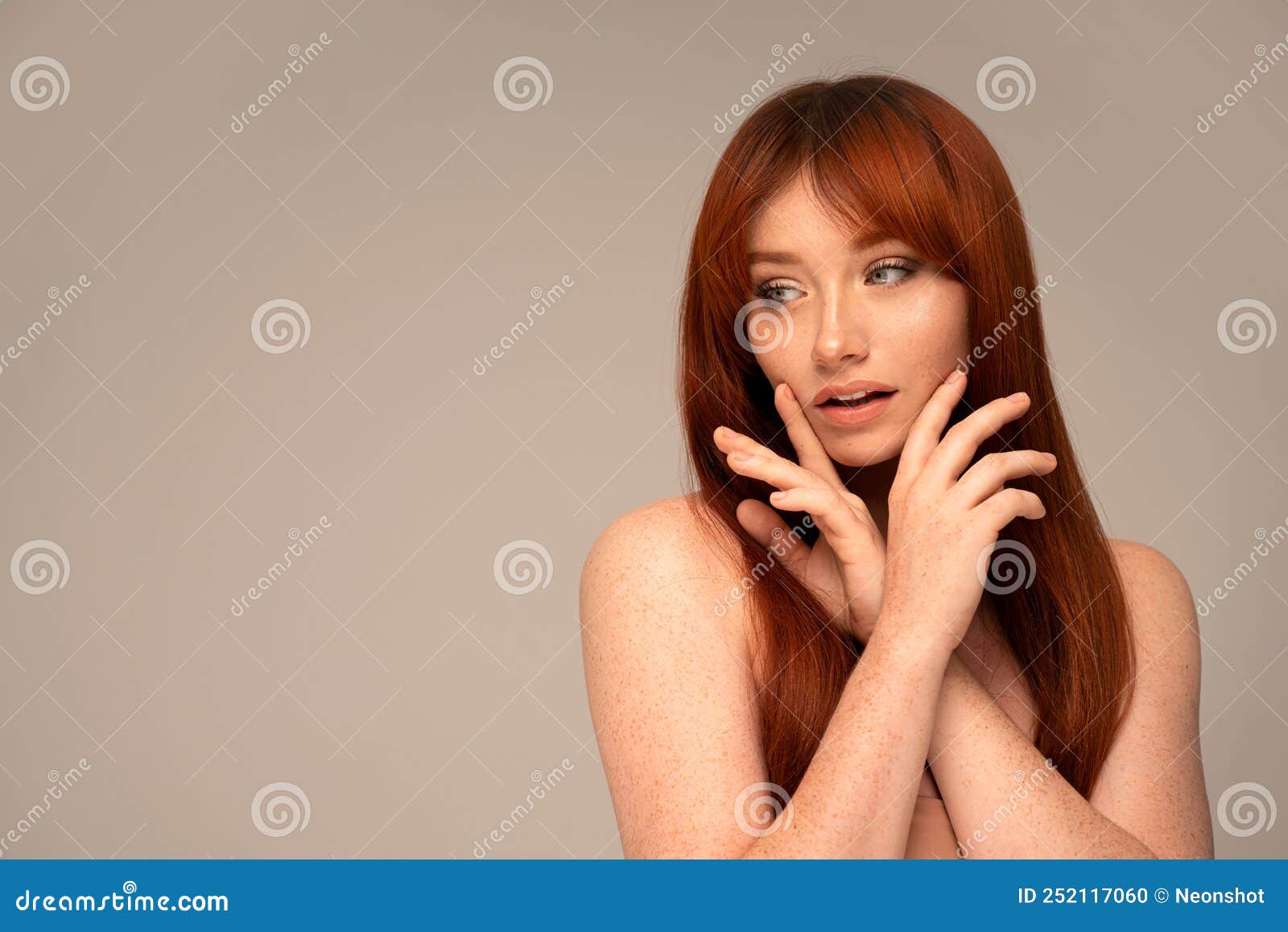 Retrato Estúdio Jovem Modelo Masculino Com Cabelo Vermelho Sardas