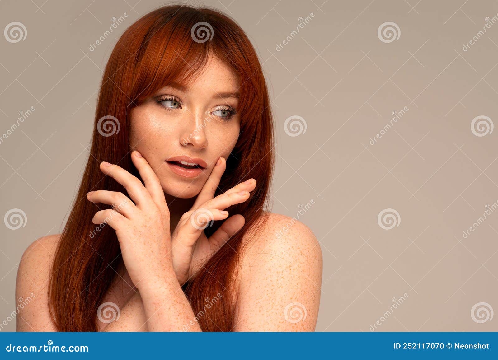 Retrato Estúdio Jovem Modelo Masculino Com Cabelo Vermelho Sardas