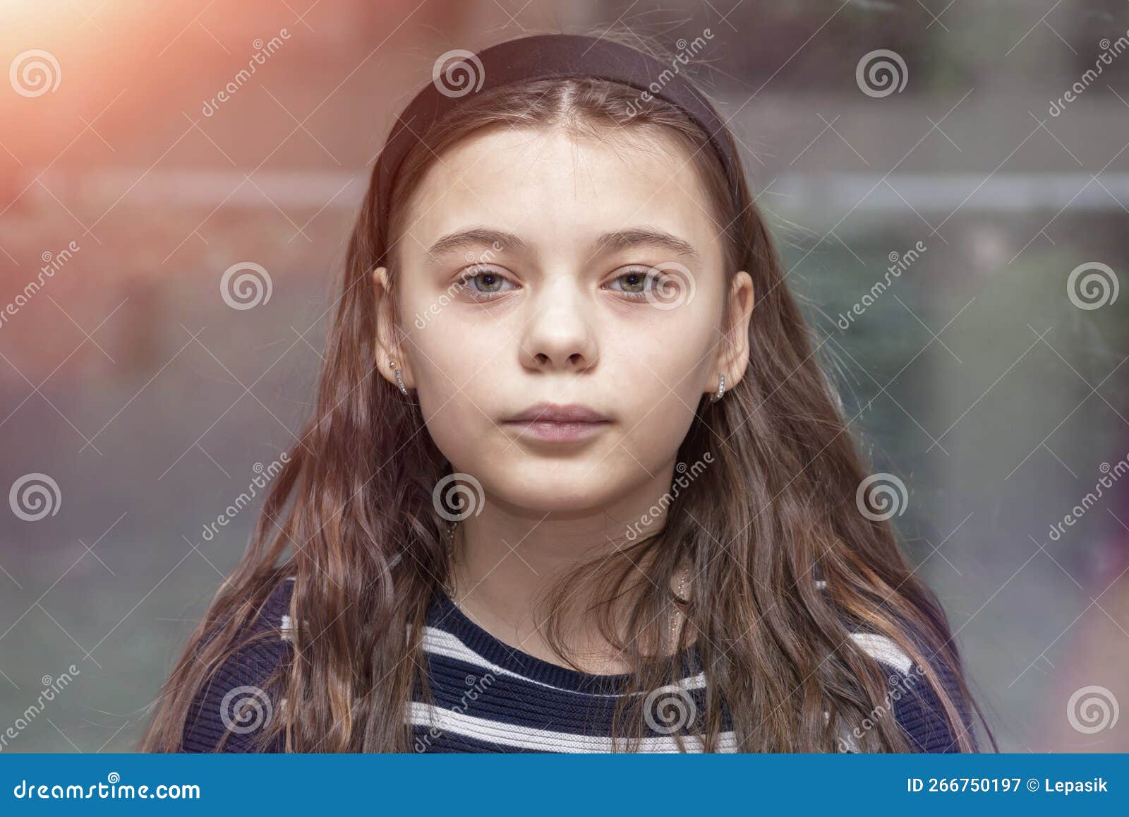 Retrato De Uma Menina De 11 Anos Com Cabelo Comprido. Foto de Stock -  Imagem de povos, loira: 188010592