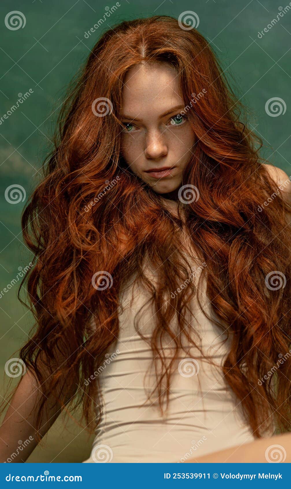 Retrato lindo cabelo pele mulher beleza feminino cabelo longo encaracolado.  cor de fundo verde