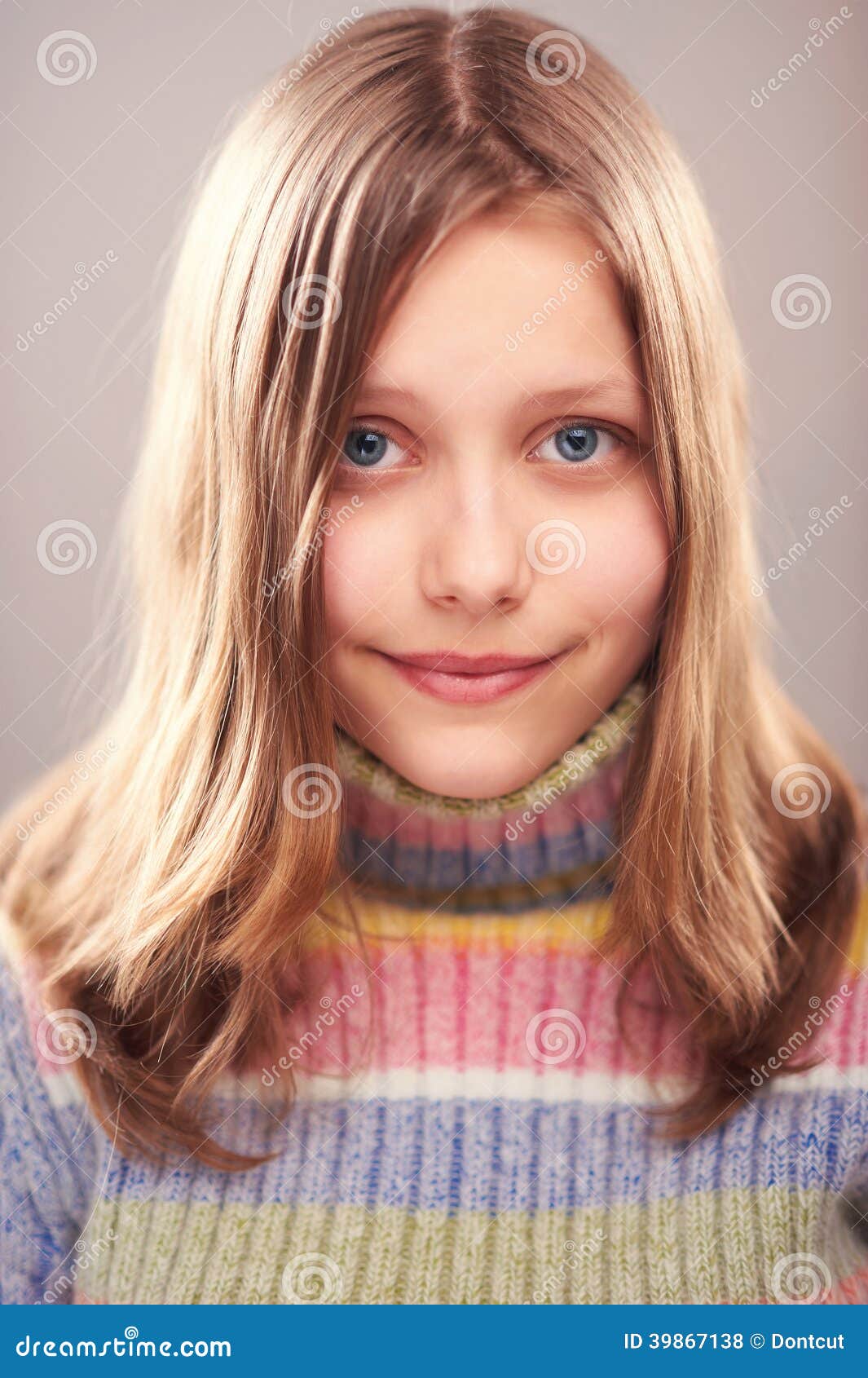 Retrato De Uma Menina Adolescente Bonito Foto De Stock Imagem De Menina Alegria 39867138