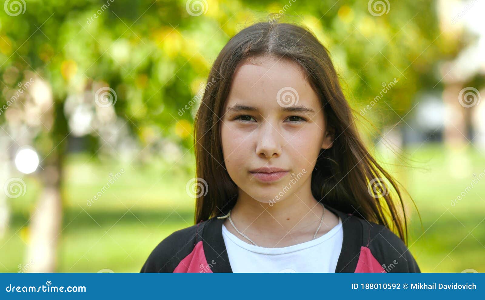 Retrato De Uma Menina De 11 Anos Com Cabelo Comprido. Foto de Stock -  Imagem de povos, loira: 188010592