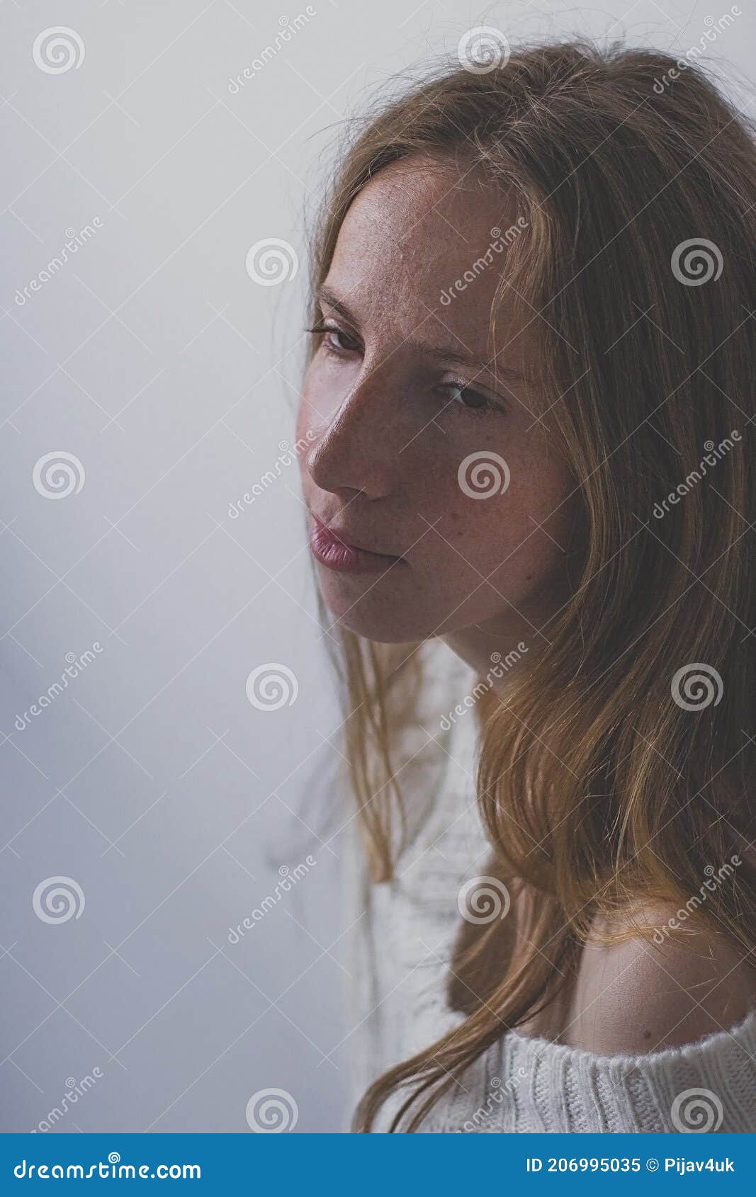 Menina Sem Maquiagem No Rosto Adorável E Cabelo Longo Loiro. Mulher Bonita  Posando No Vestido Azul No Fundo Branco. Cosméticos E Cuidados Com A Pele.  Cosmetologia. Beleza E Cabeleireiro Salão Foto Royalty